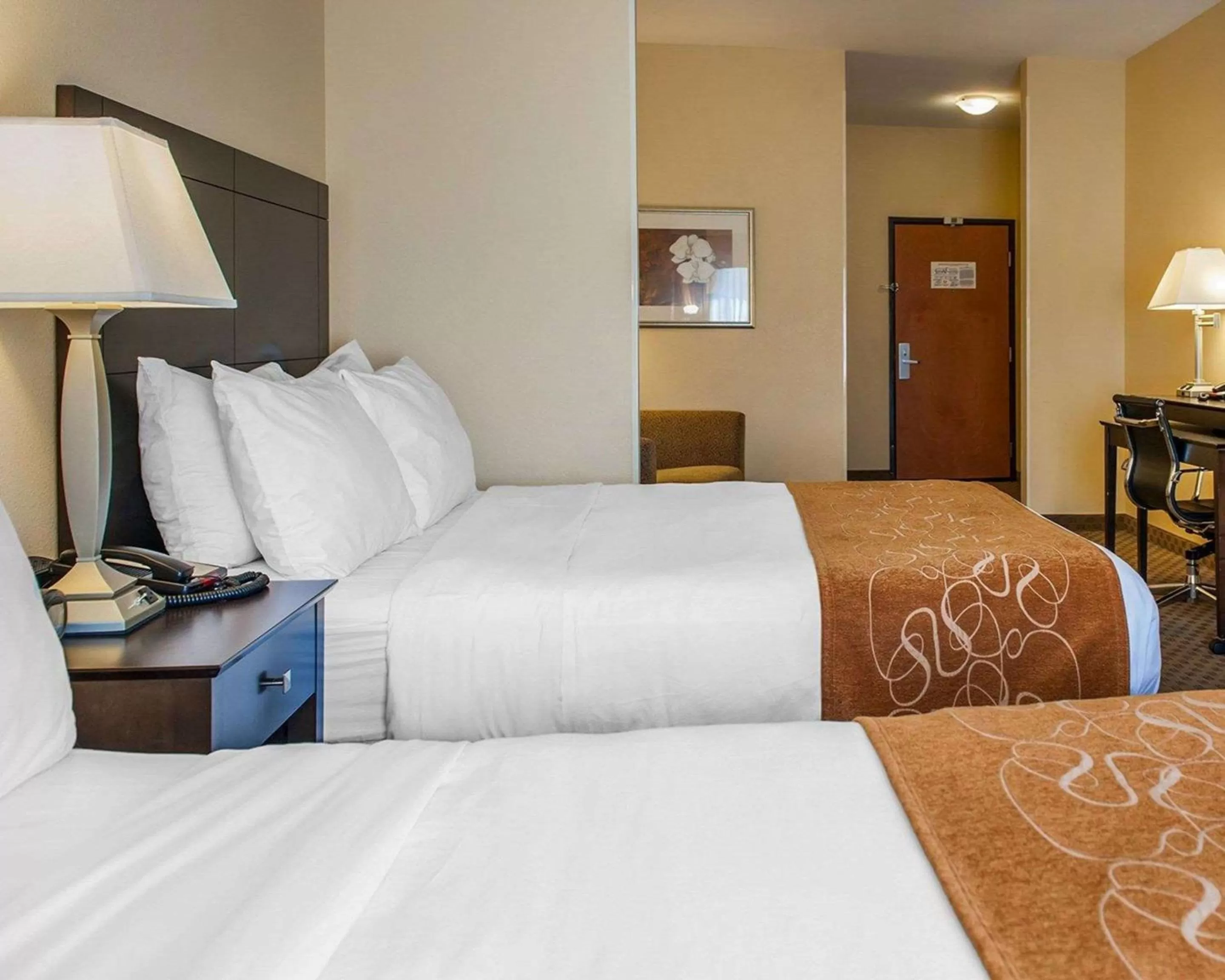 Photo of the whole room, Bed in Comfort Suites French Lick