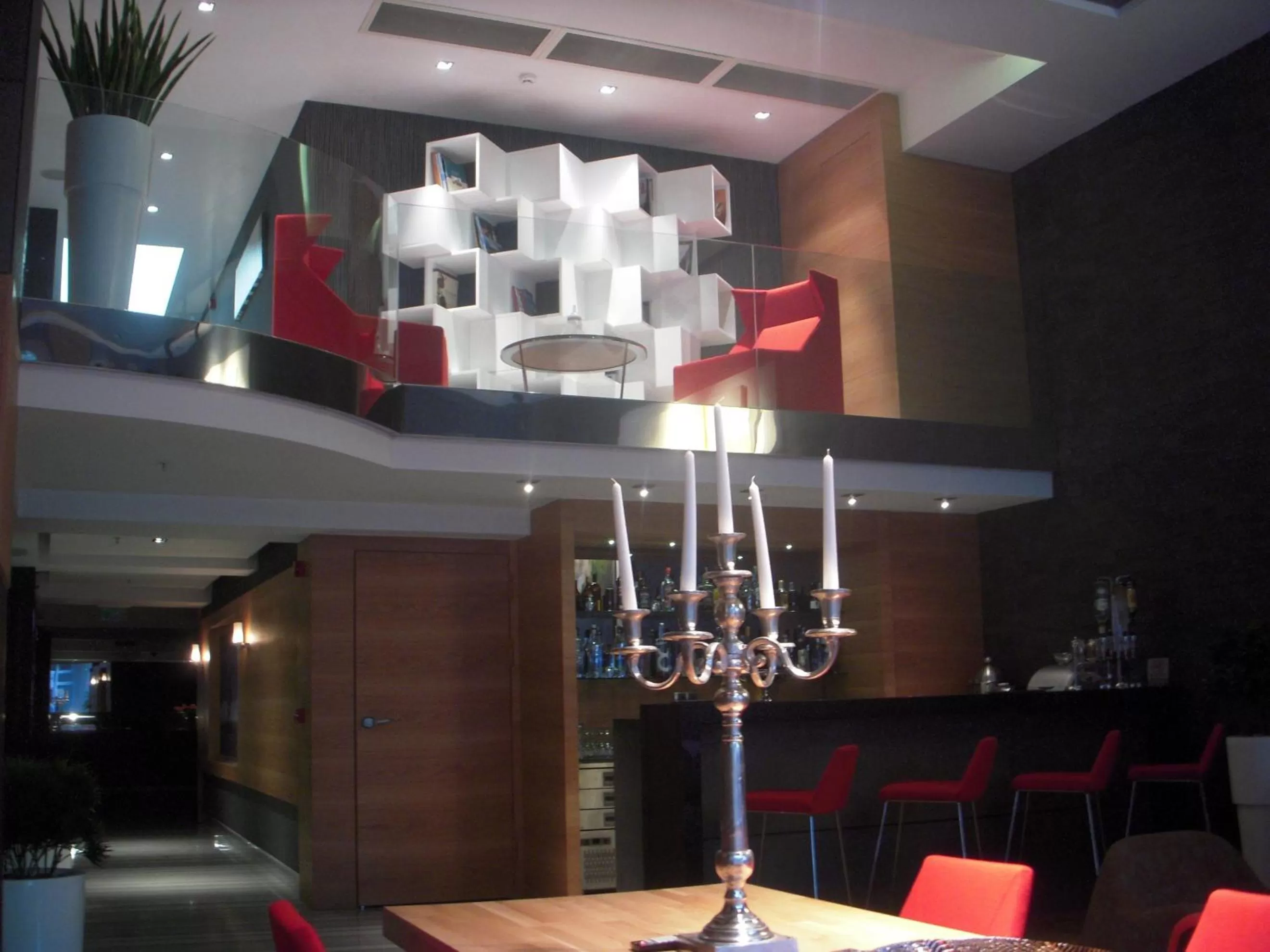 Restaurant/places to eat in Met Hotel