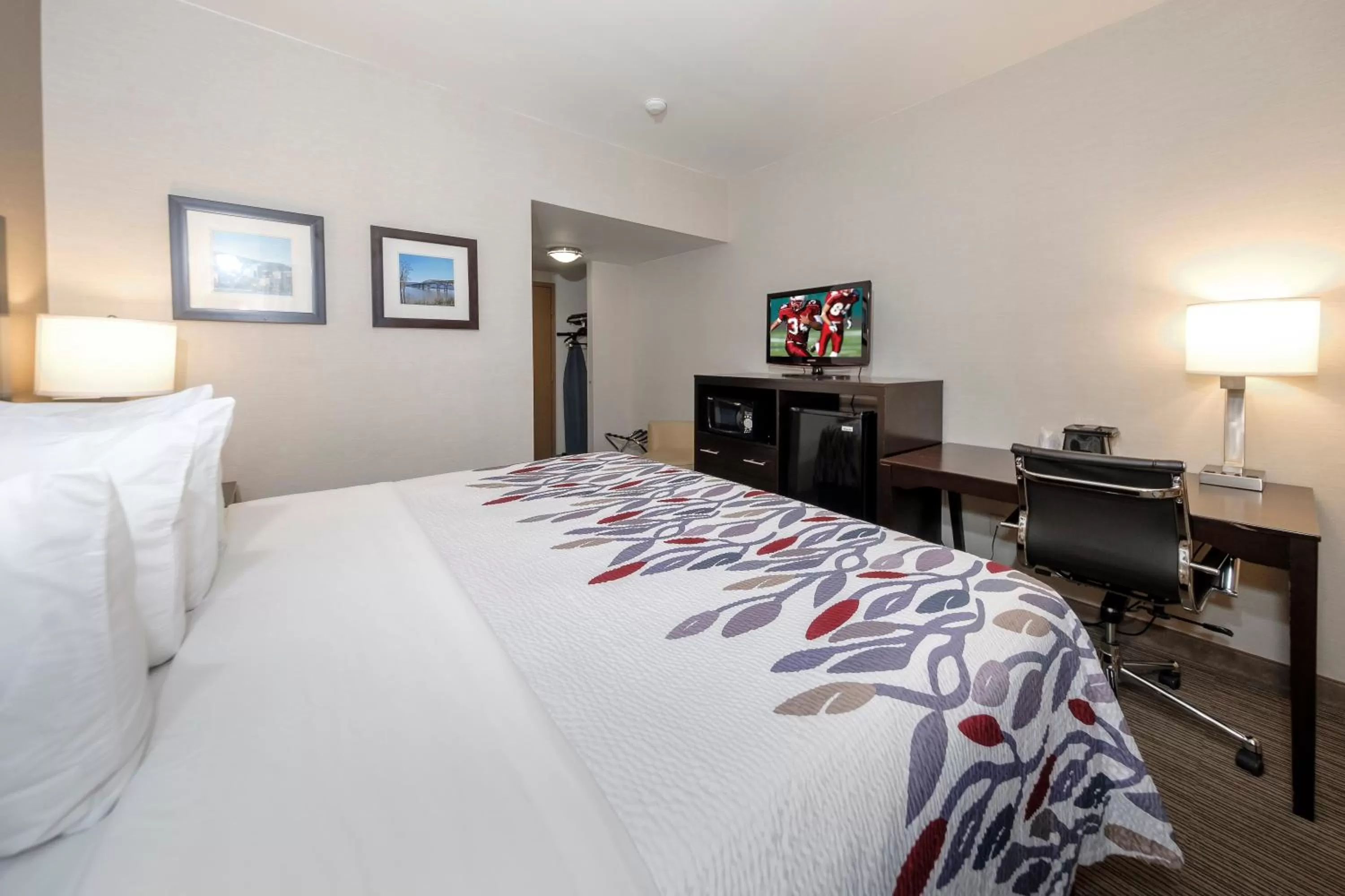 Photo of the whole room, Bed in Red Roof Inn & Suites Newburgh - Stewart Airport West Point