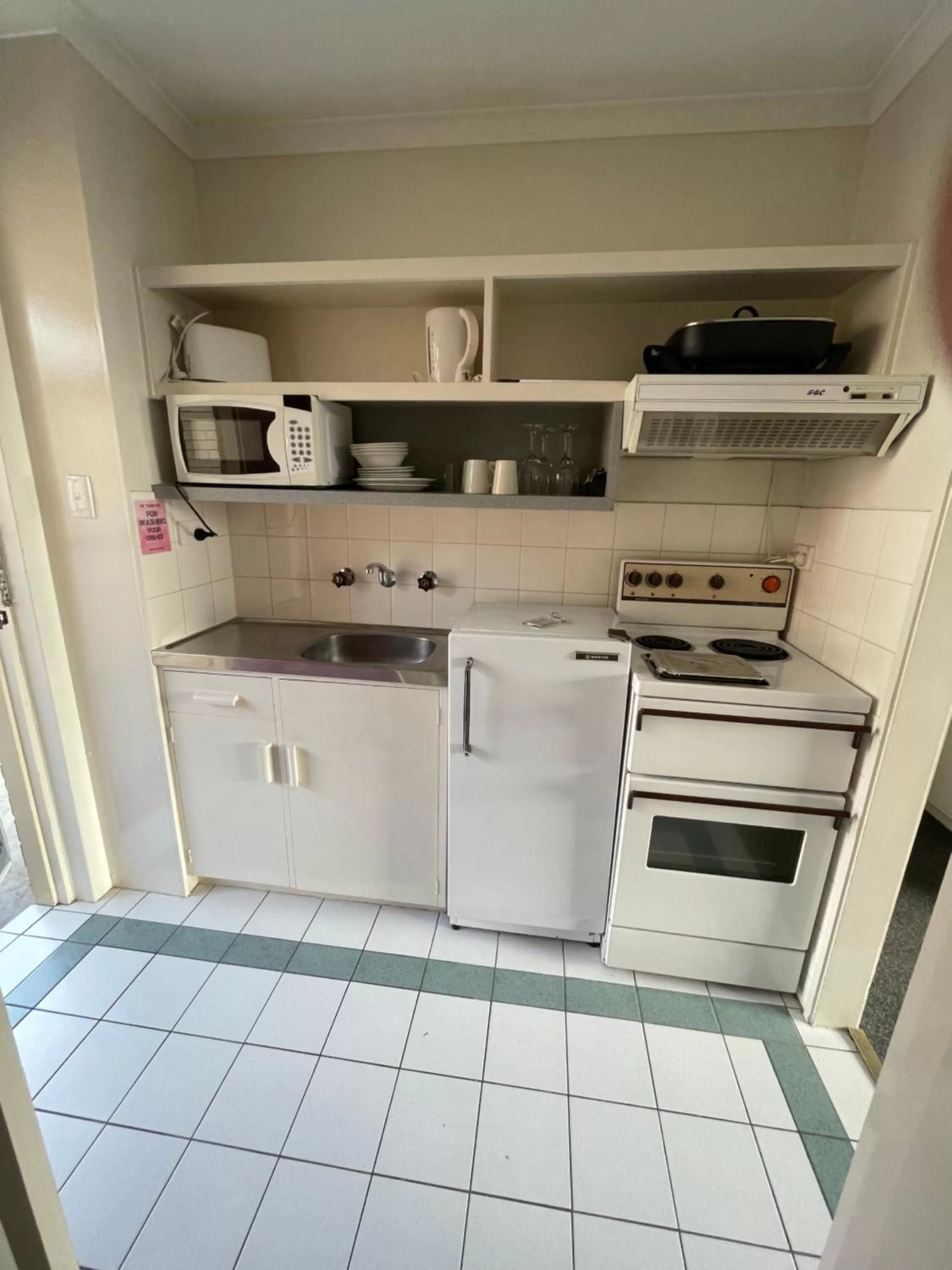 Kitchen or kitchenette in Parklane Motel