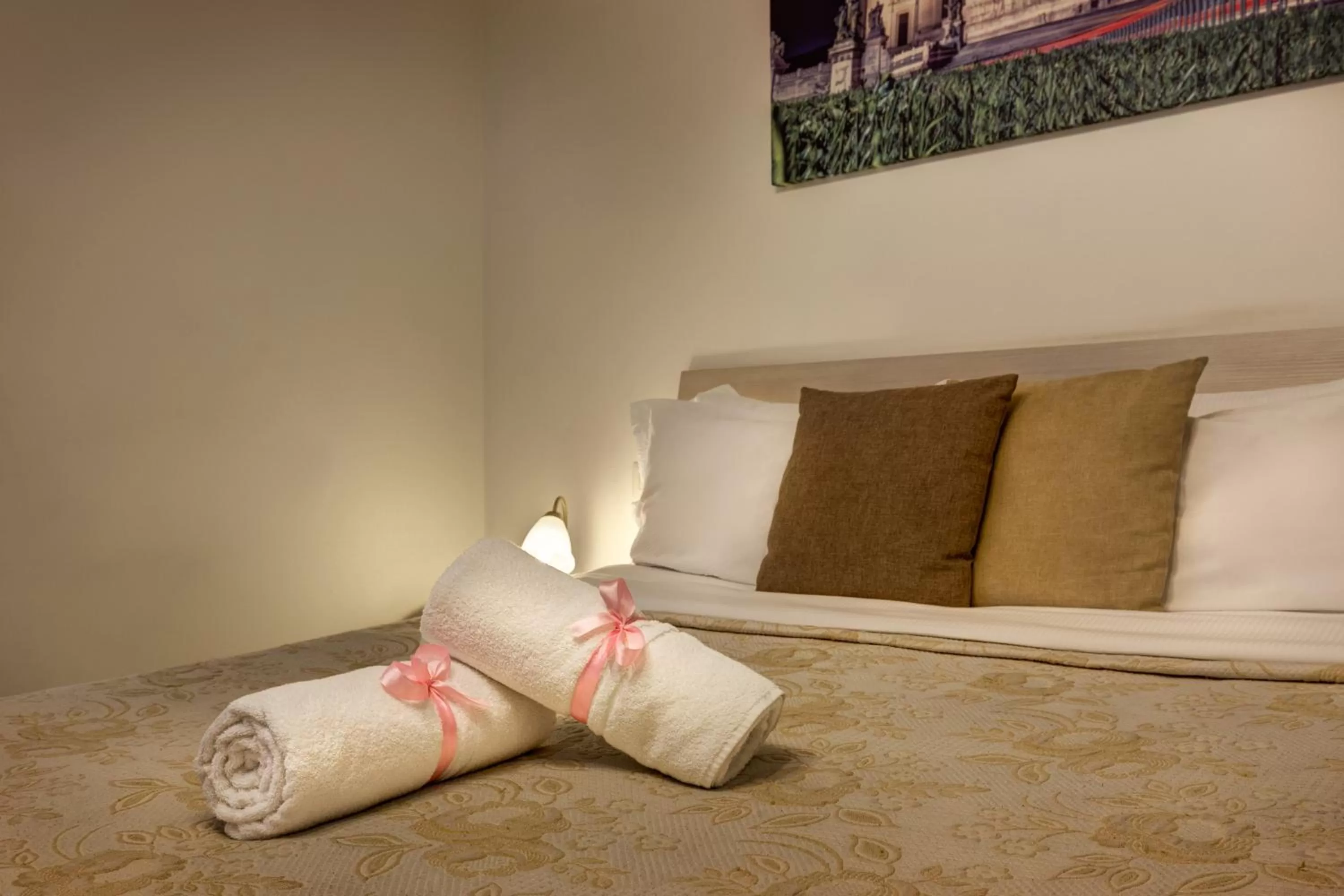 Photo of the whole room, Bed in Little Rhome Suites