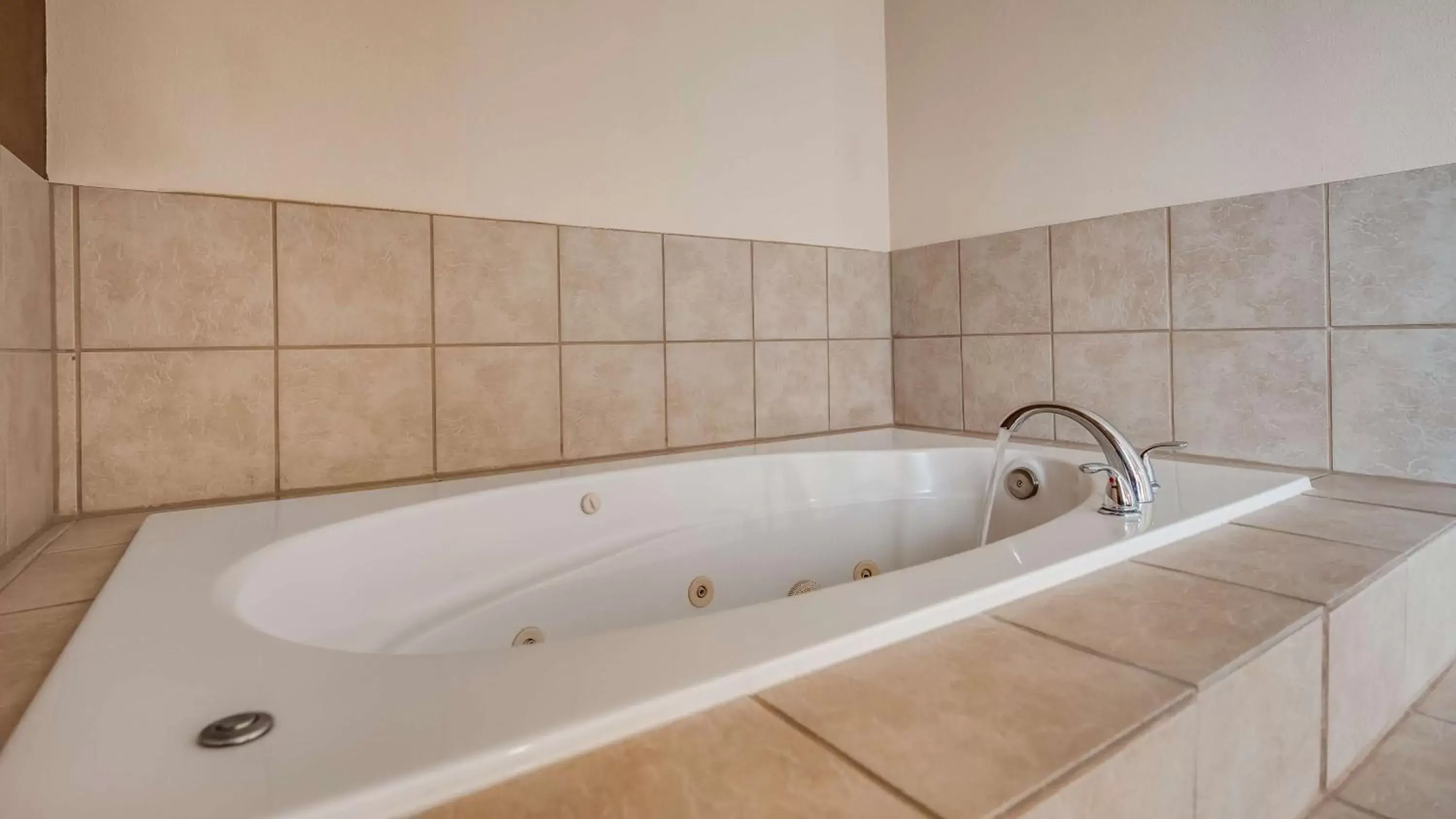 King Suite with Sofa Bed and Hot Tub - Wet Bar in Best Western Plus Battleground Inn & Suites King Suite with Sofa Bed and Hot Tub - Wet Bar in Best Western Plus Battleground Inn & Suites