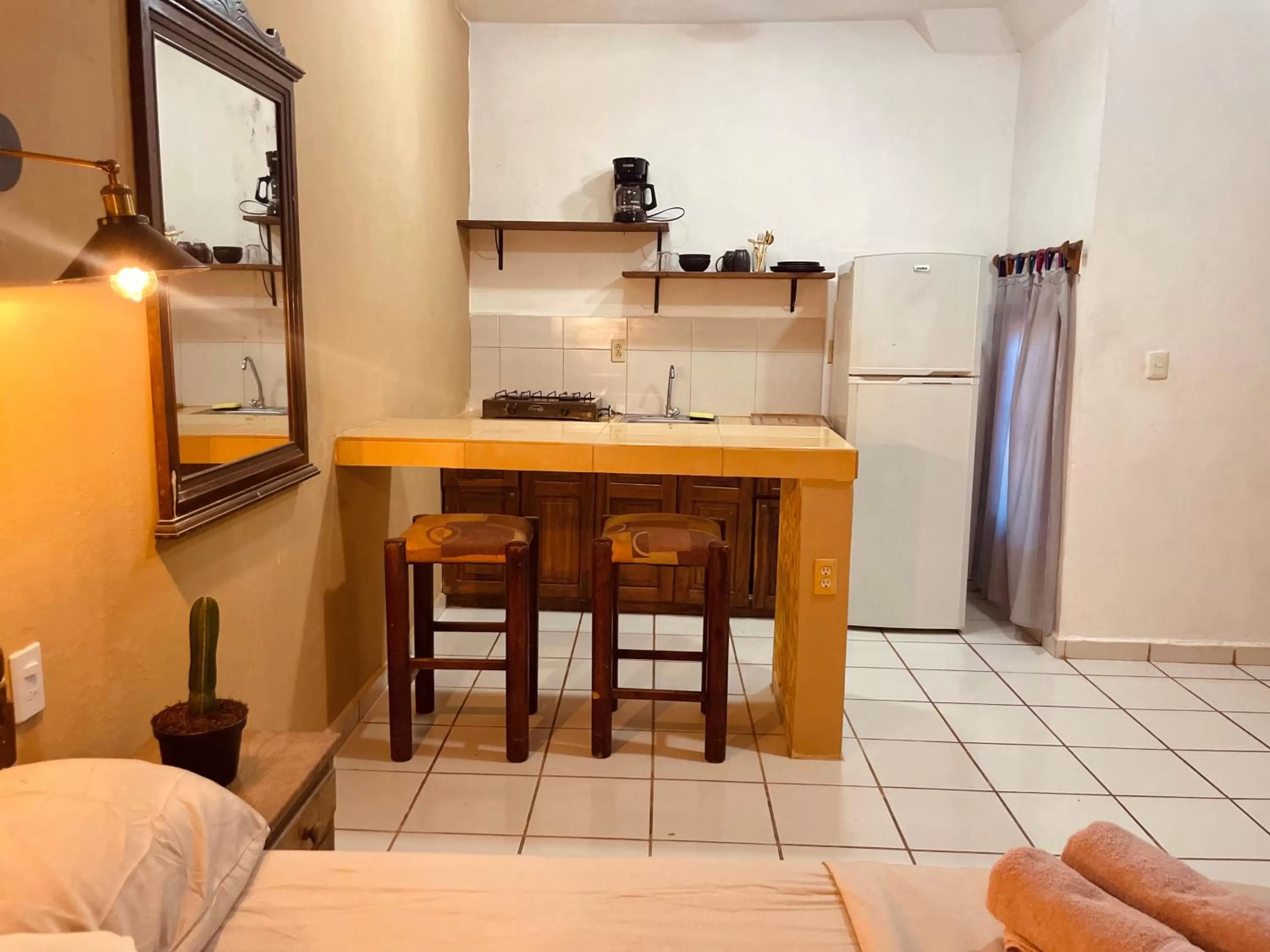 Dining area, Kitchen/Kitchenette in Anana Coliving
