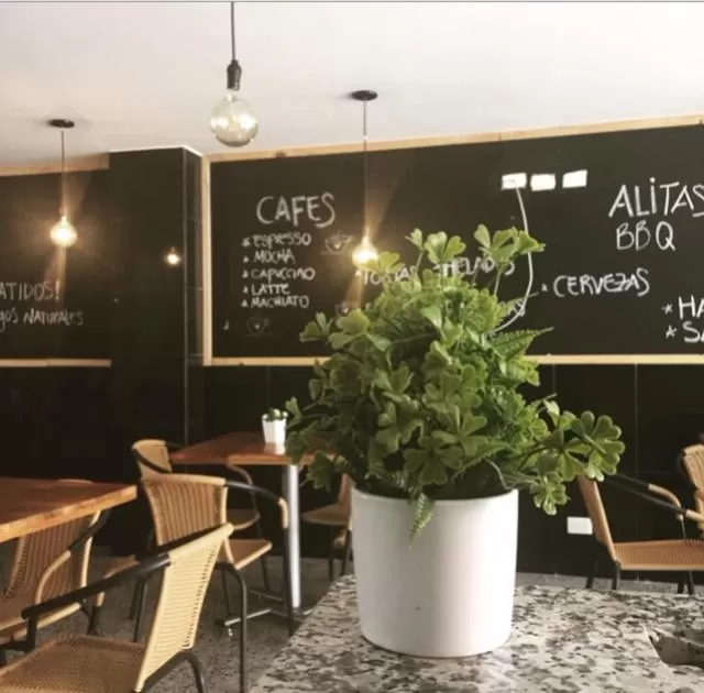 Restaurant/places to eat in Hotel Garden City Boutique