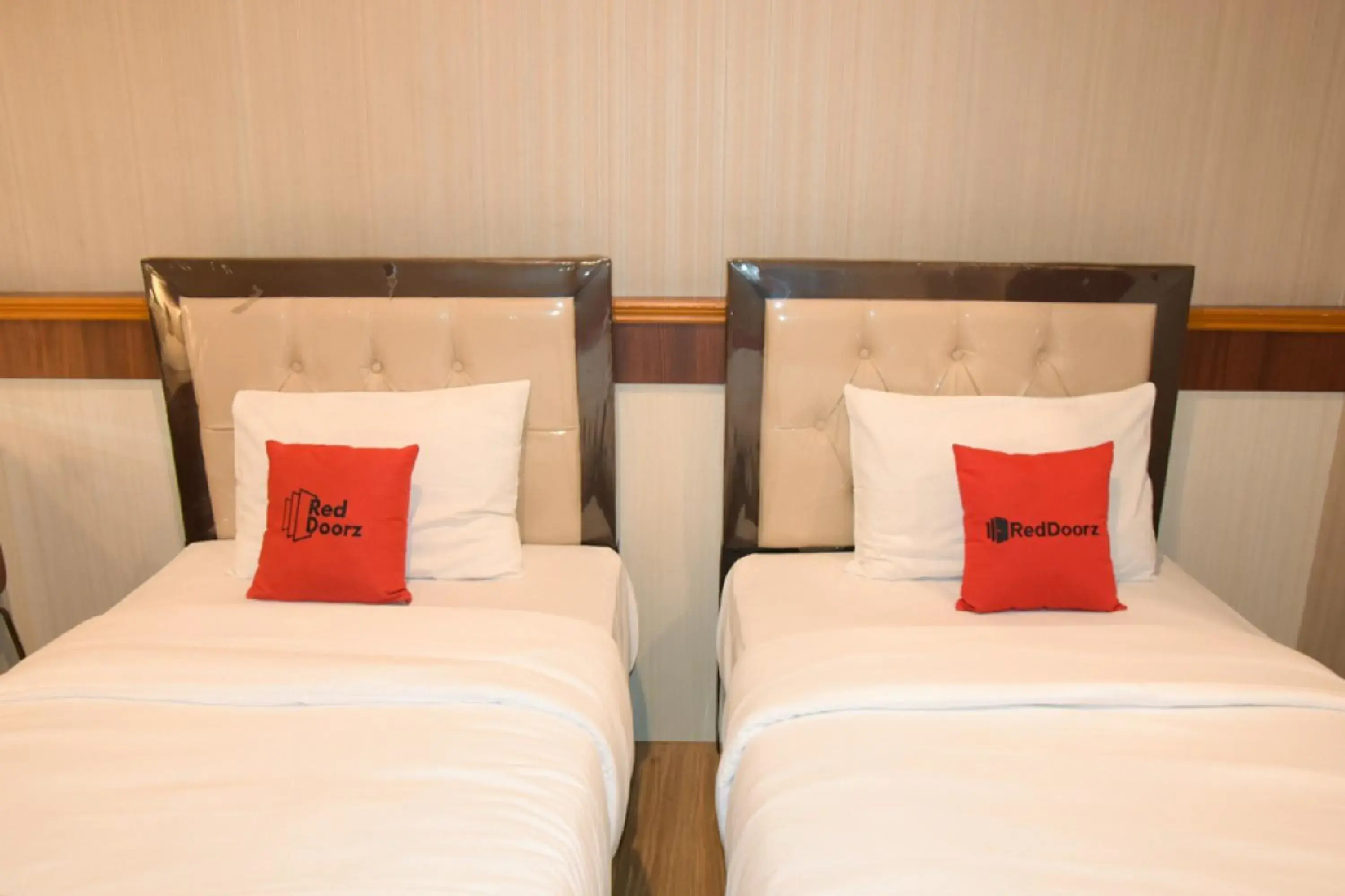 Twin Room in RedDoorz Plus near Universitas Sumatera Utara Twin Room in RedDoorz Plus near Universitas Sumatera Utara