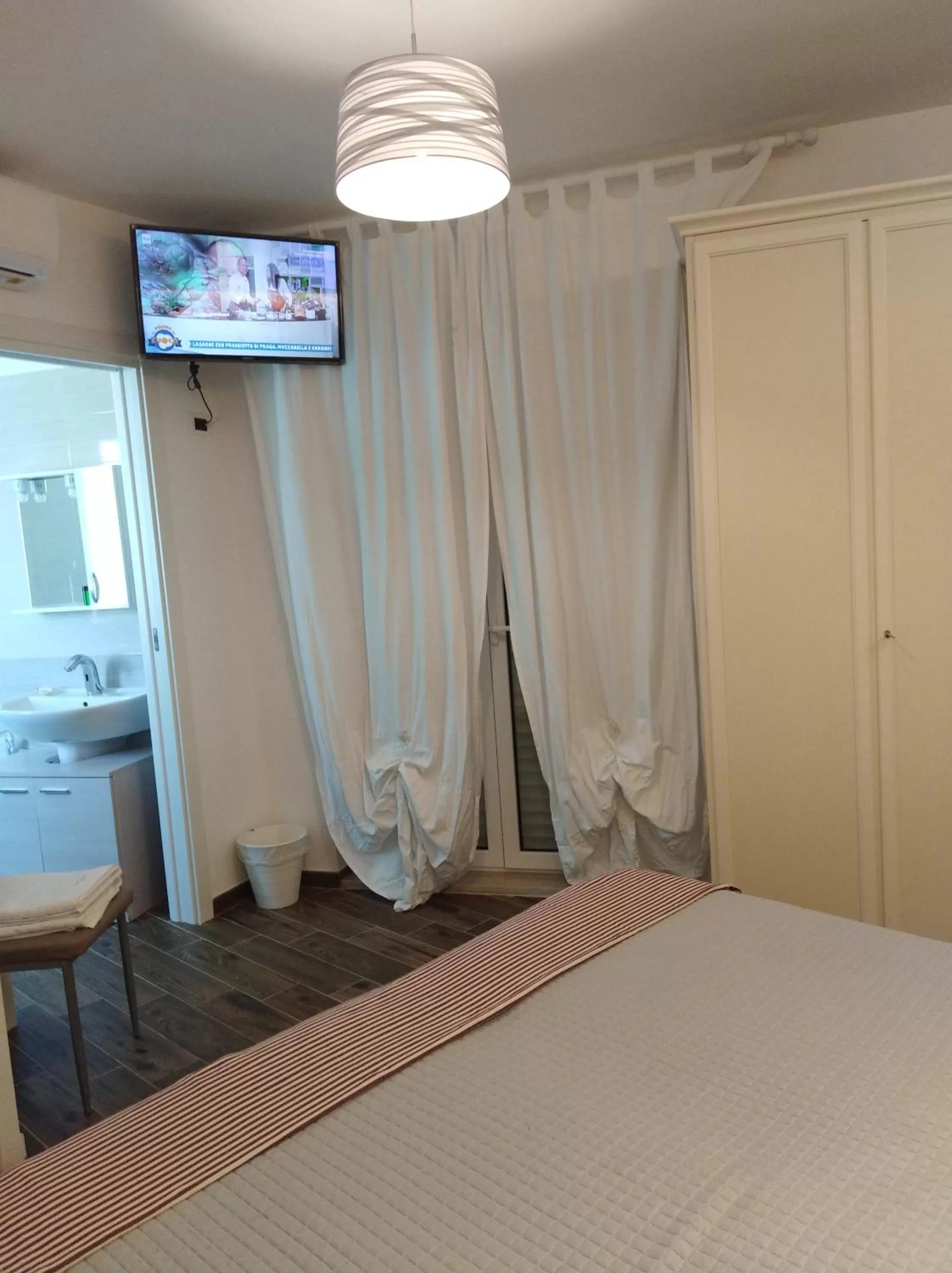 Photo of the whole room, Bed in DomuS al Corso B&B