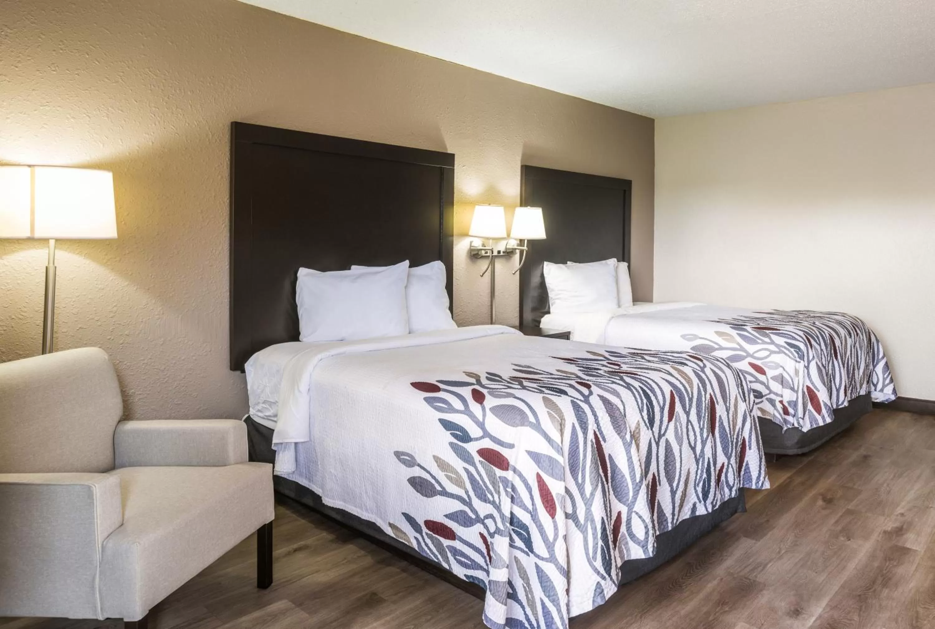 Photo of the whole room, Bed in Red Roof Inn Savannah – Southside/Midtown