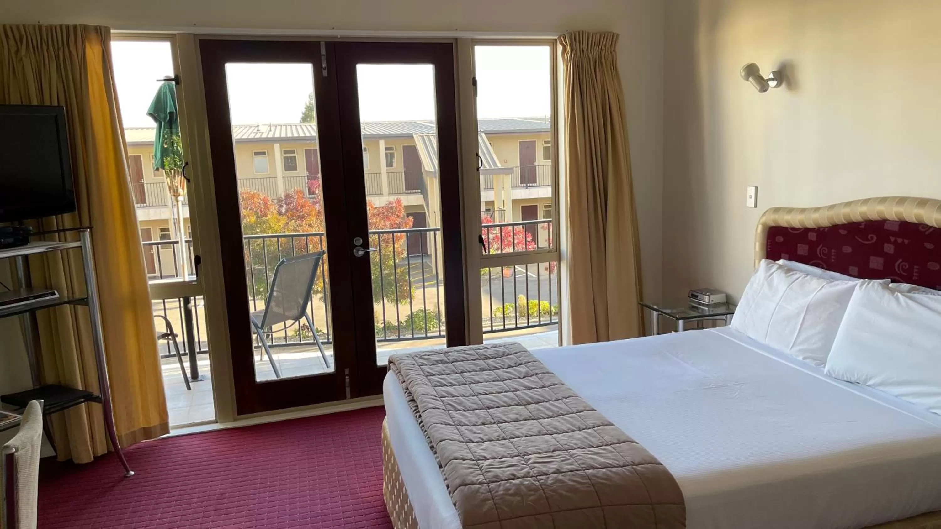 Bed in Chantillys Motor Lodge