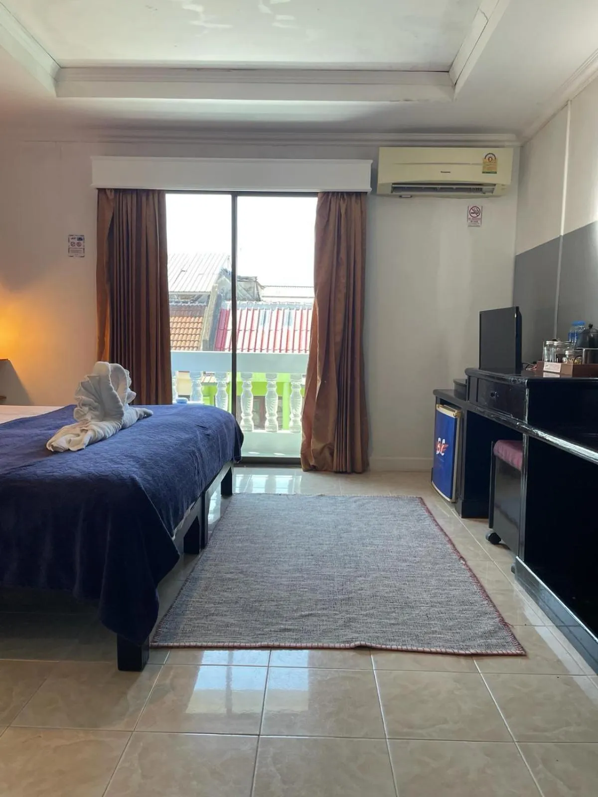 Communal lounge/ TV room, Bed in BH Baan Paradise Hotel Patong