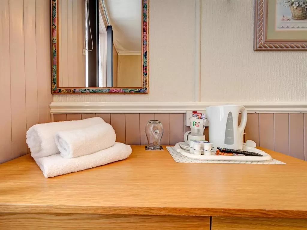 Bathroom, Bed in Thistle Dhu Guest House