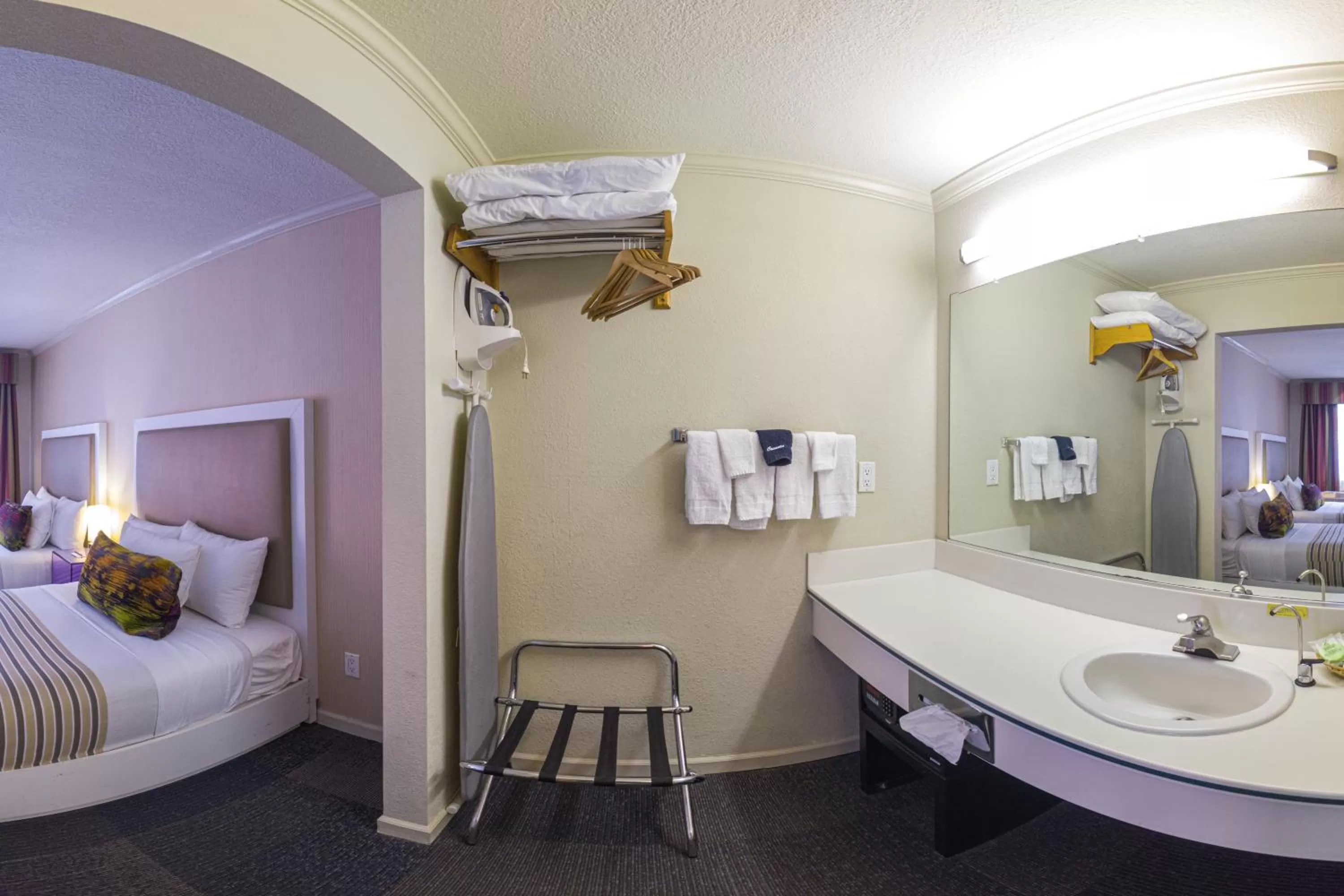 Bathroom, Bed in Inn at Golden Gate