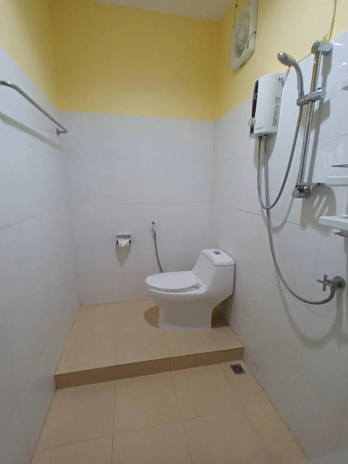 Shower in BaanPhong Lanta