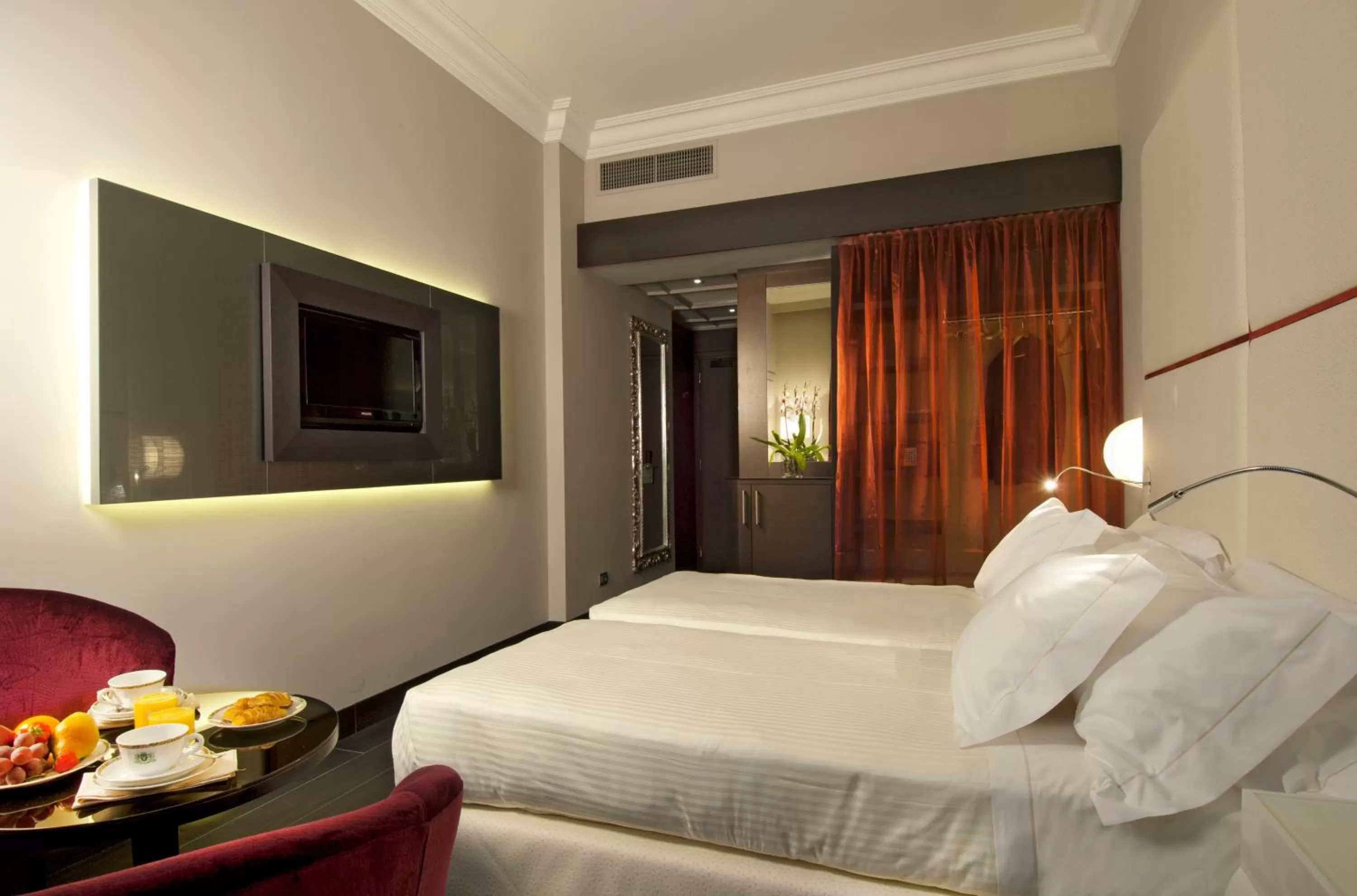 Photo of the whole room, Bed in Sina De La Ville