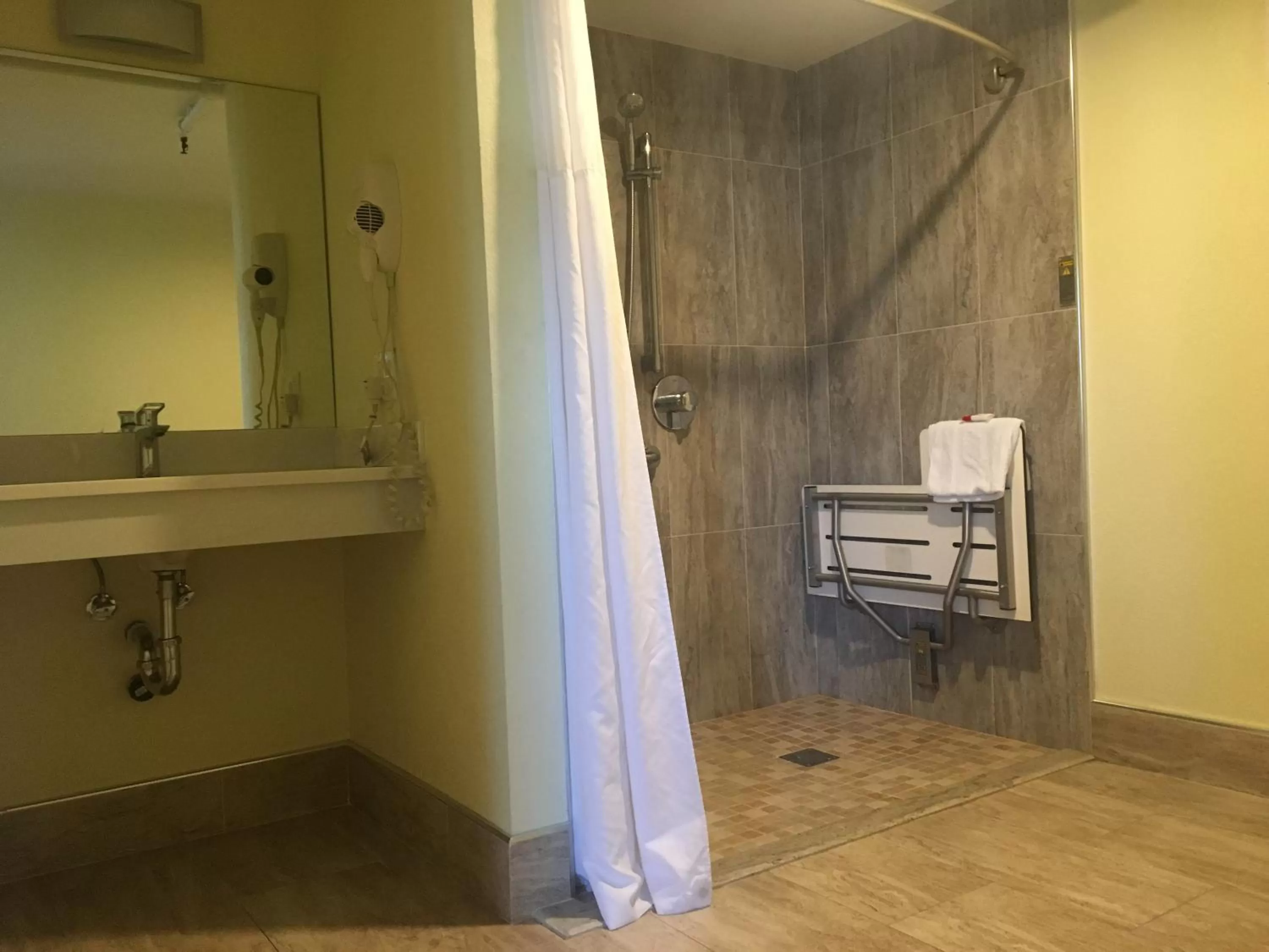 Shower in Travelodge by Wyndham Fairfield/Napa Valley