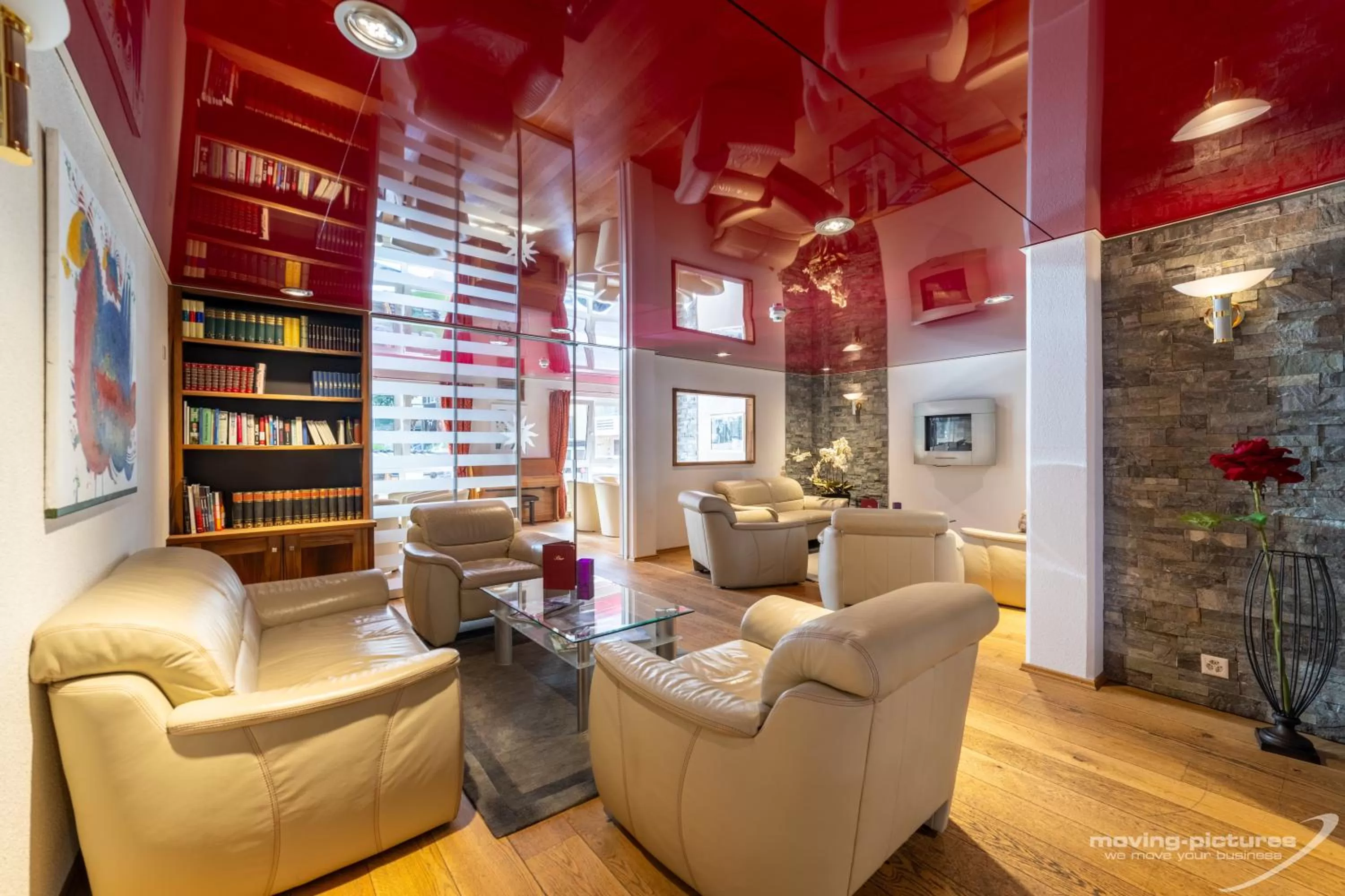 Communal lounge/ TV room in Turmhotel Victoria Davos