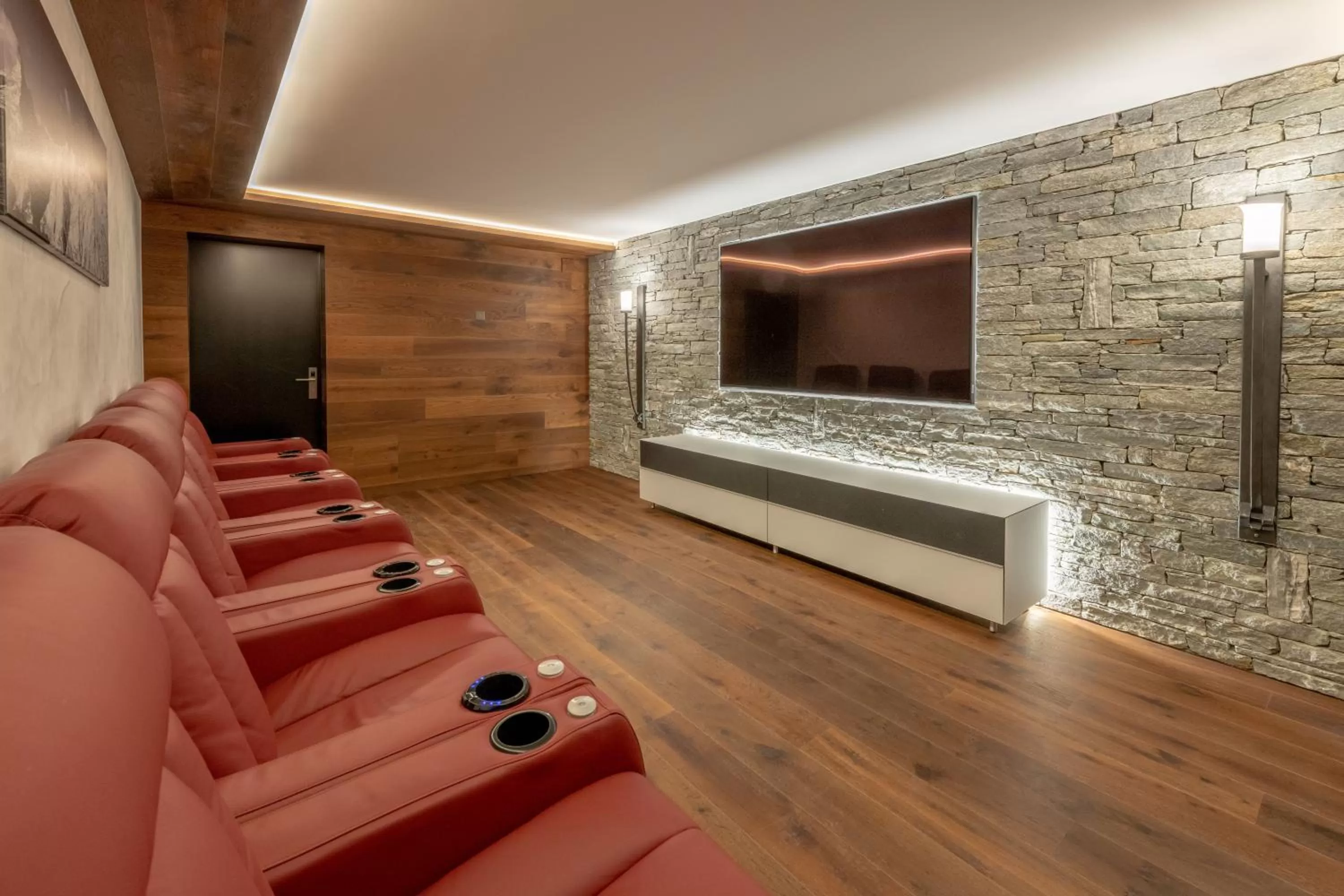 Communal lounge/ TV room in Hotel Heimatlodge