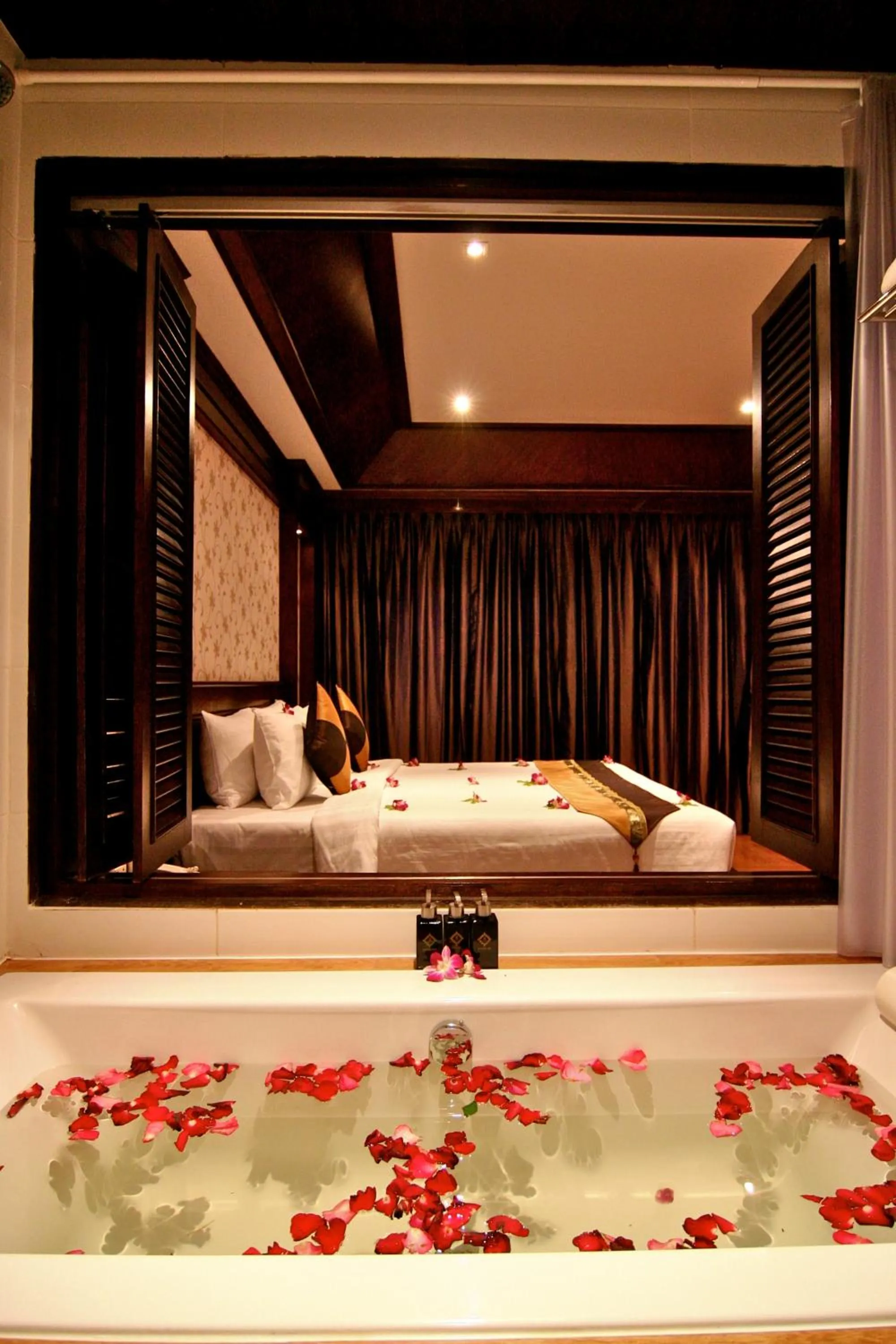 Bathroom in Rayaburi Hotel, Patong