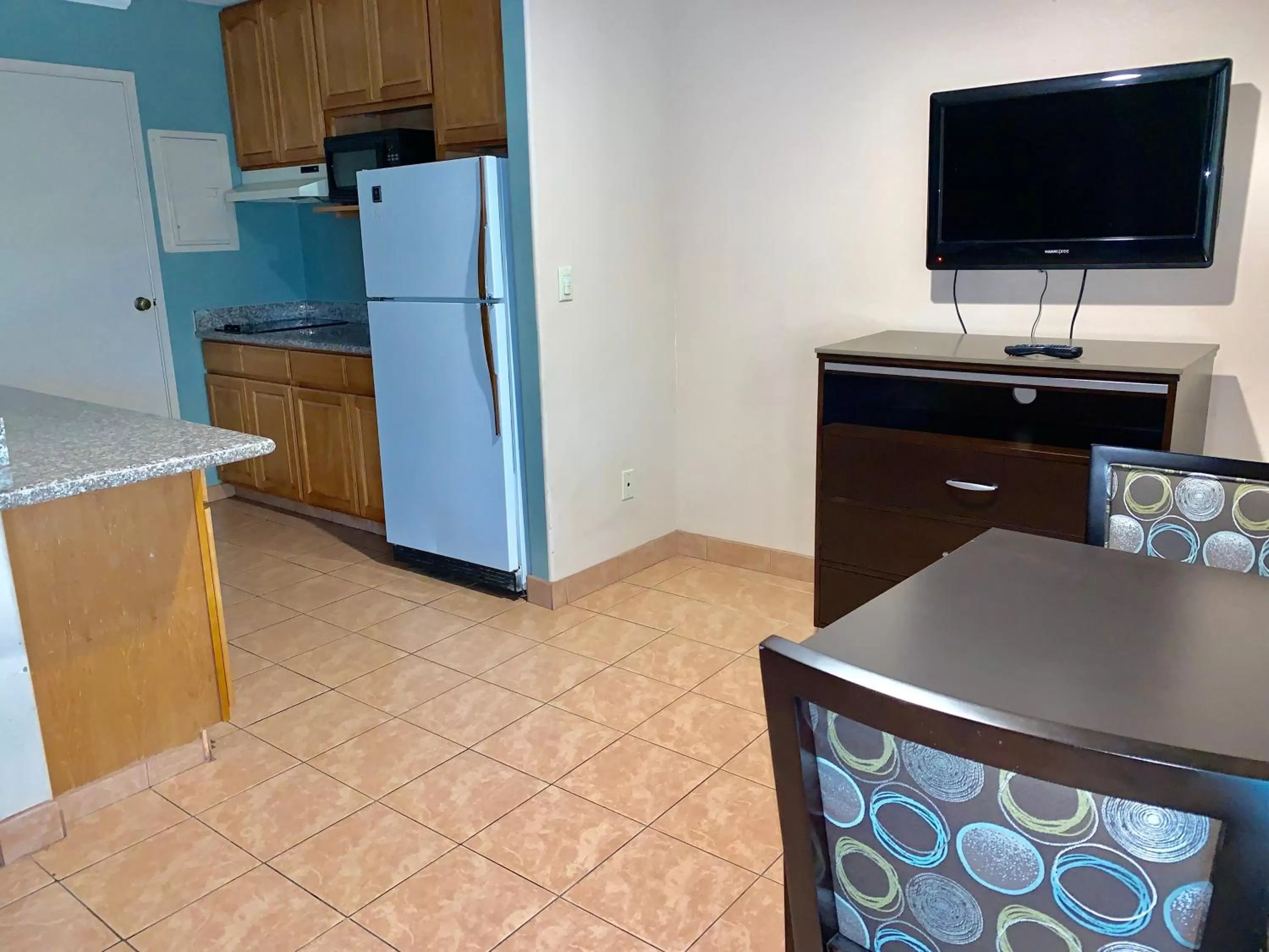 TV and multimedia in Olive Tree Inn & Suites