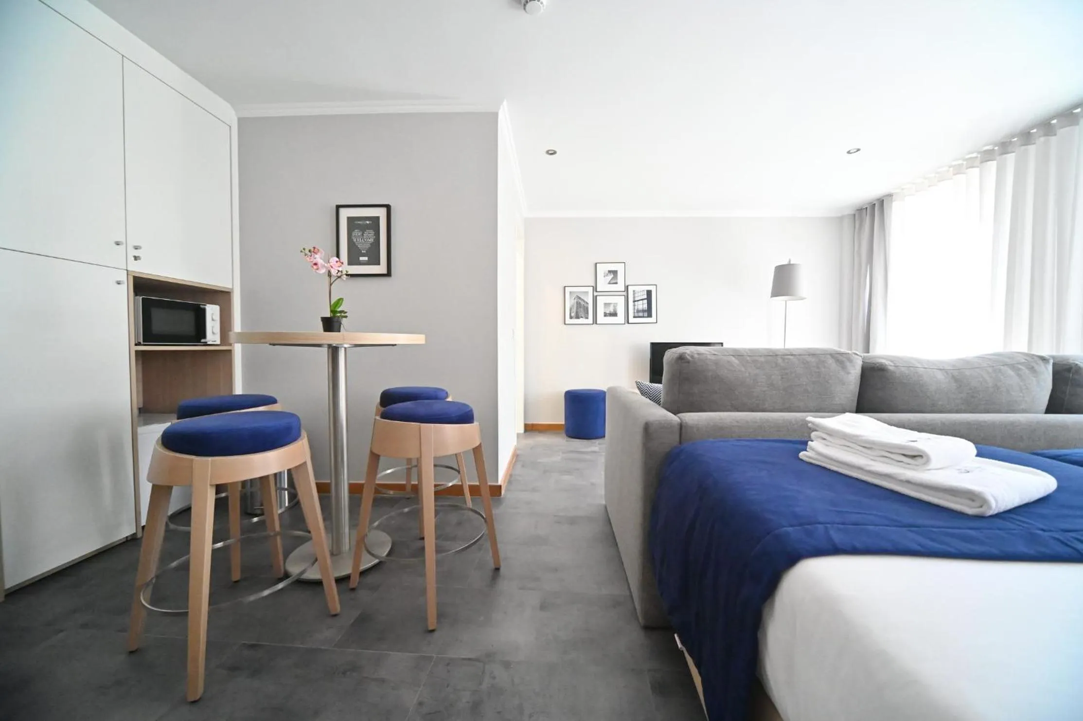 Bed in Famous Crows Lisbon Suites