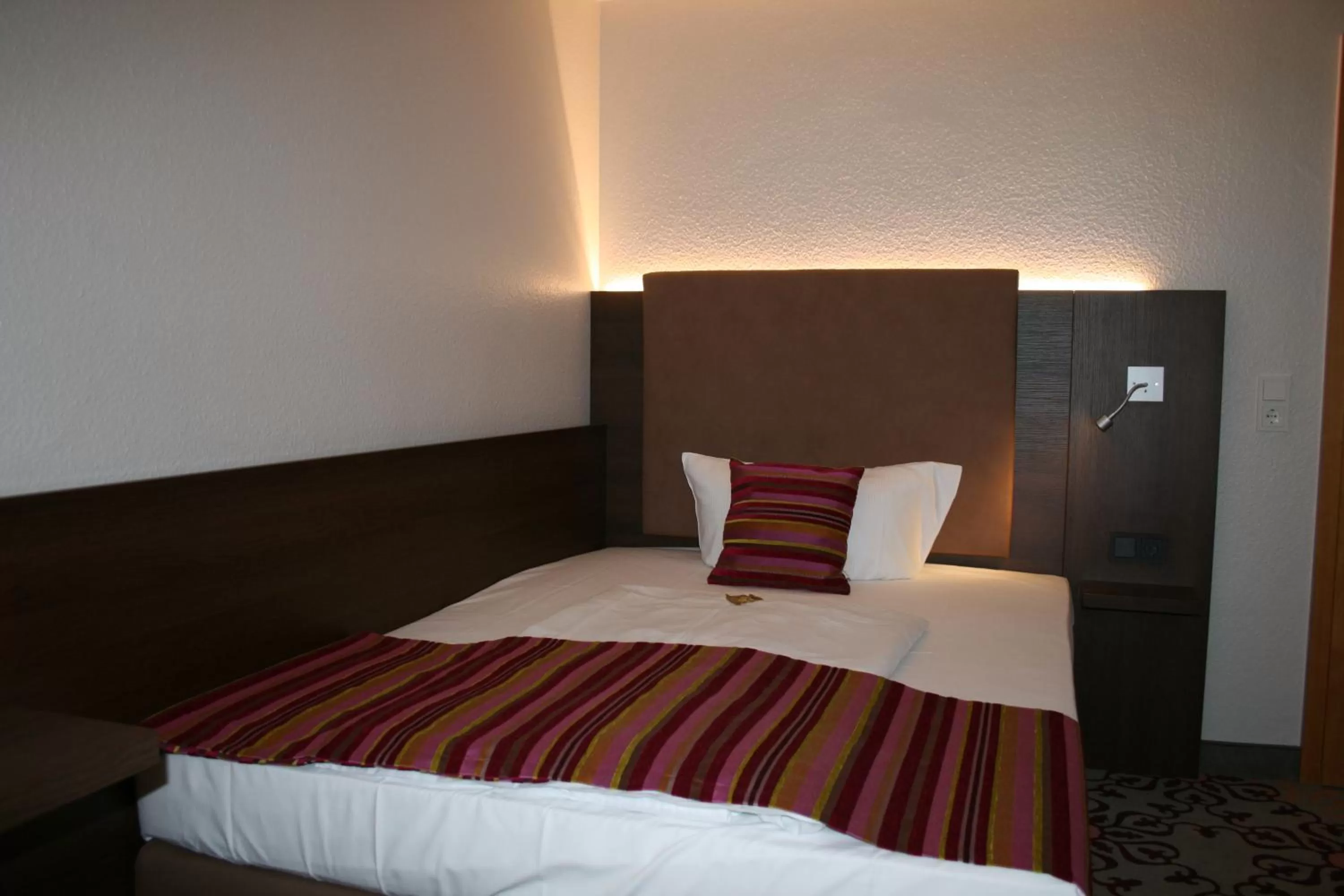 Photo of the whole room, Bed in HOTEL PARQÉO im A66