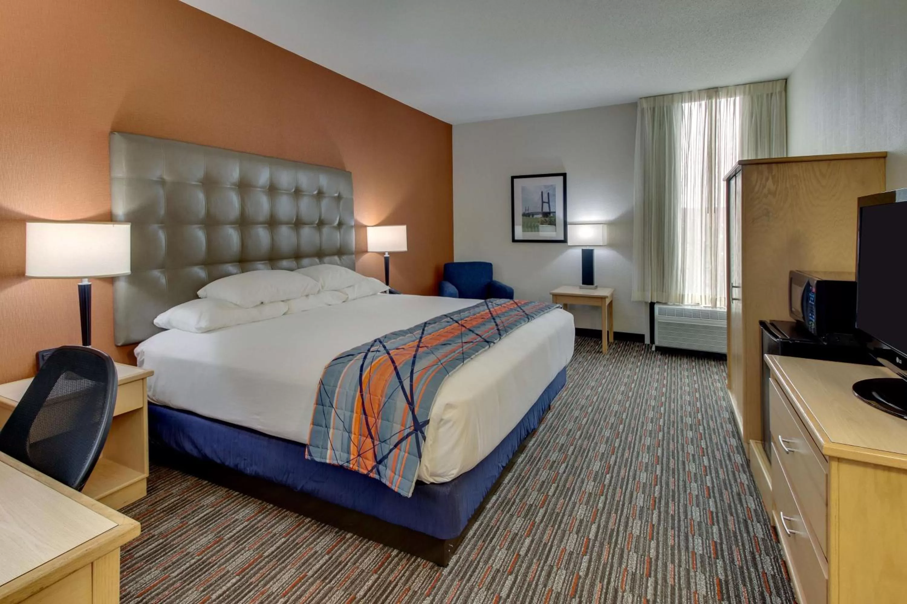 Deluxe King Room - Accessible, Tub in Pear Tree Inn Cape Girardeau West