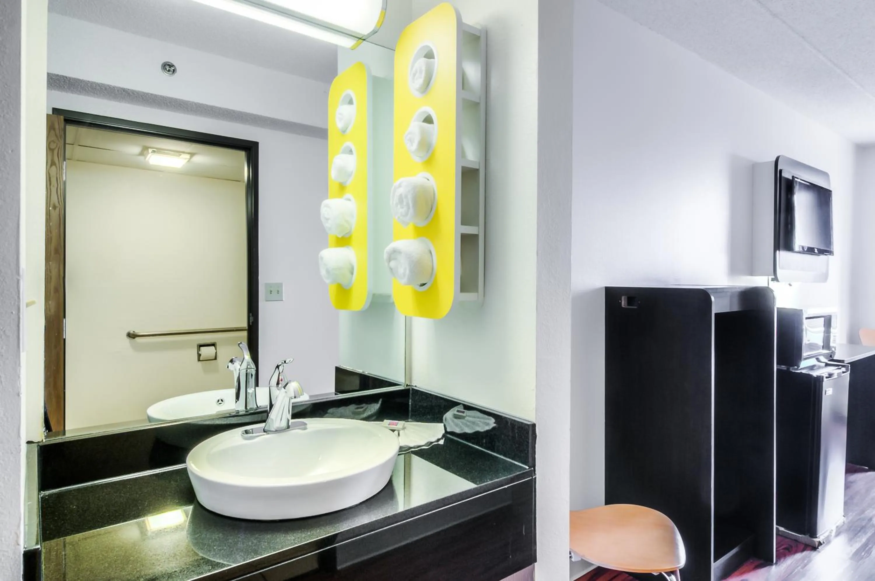 Bathroom in Motel 6-Lansing, IL - Chicago South