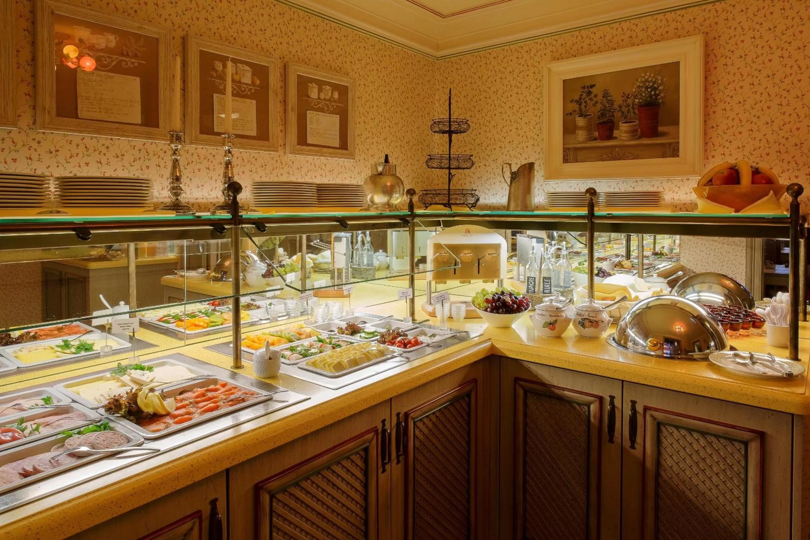 Restaurant/places to eat in Hotel City House