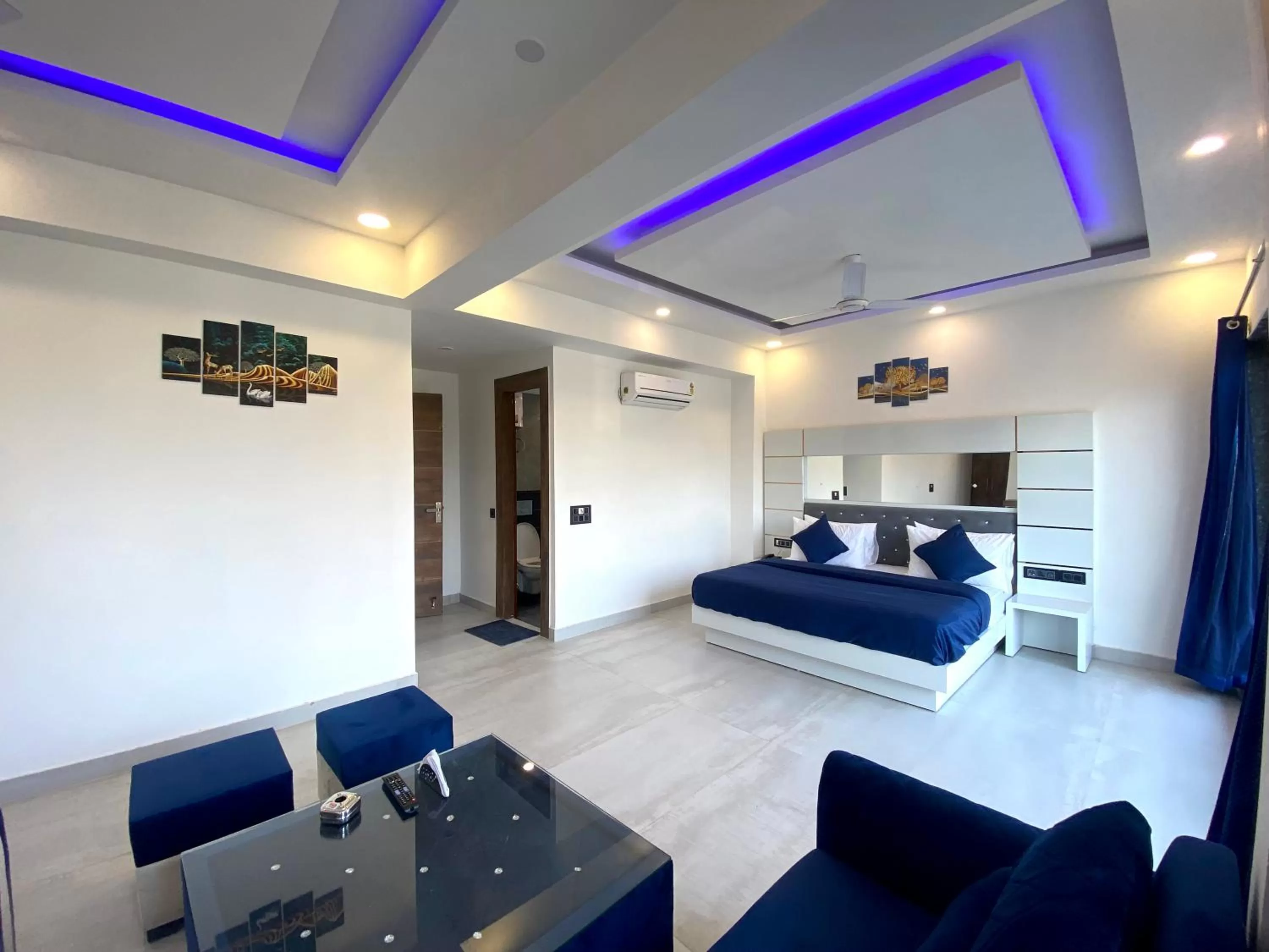 Seating area in The Metro Stay By F9 Hotels-Near Sector 18 Metro Station Noida