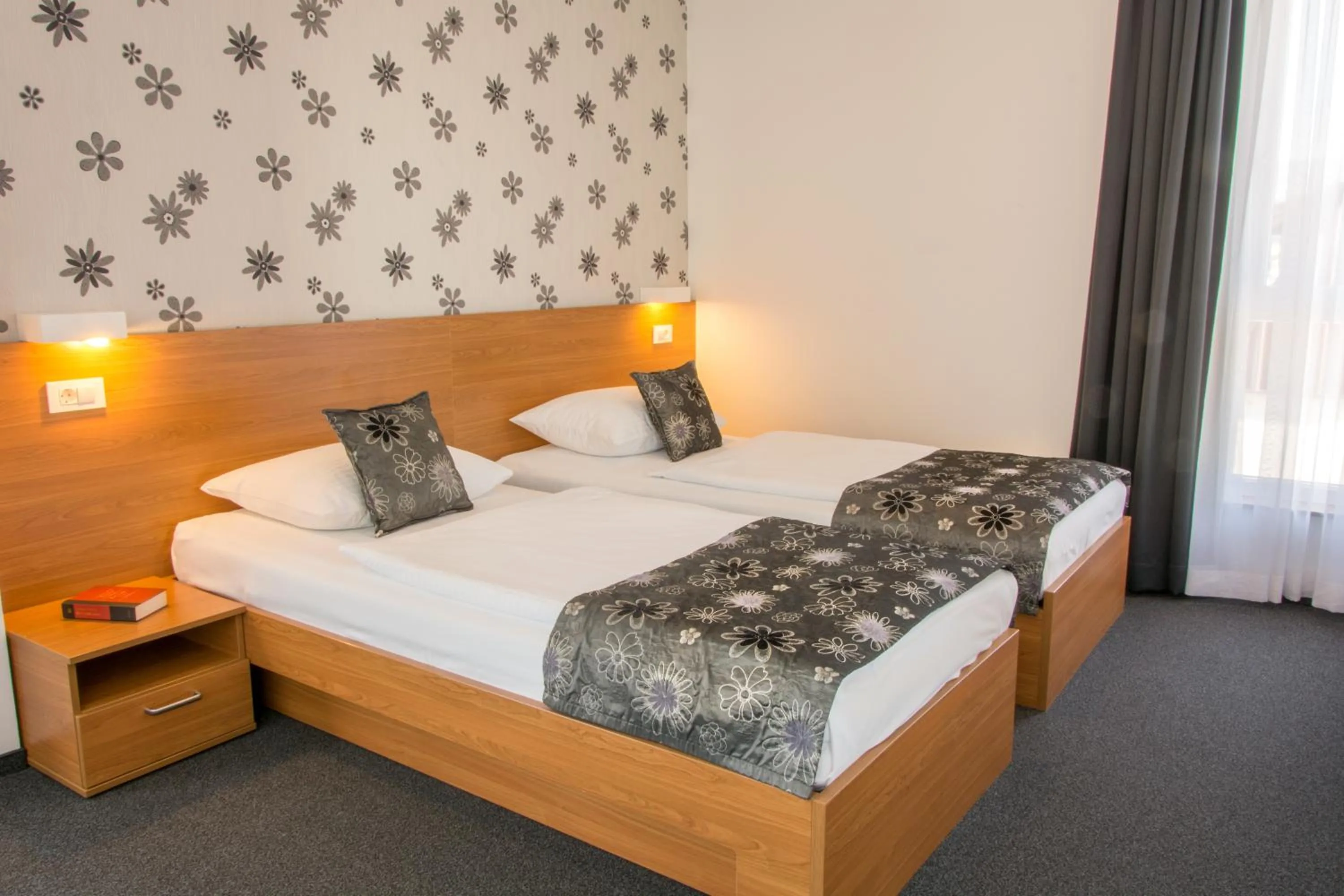 Bathroom, Bed in Hotel Delminivm