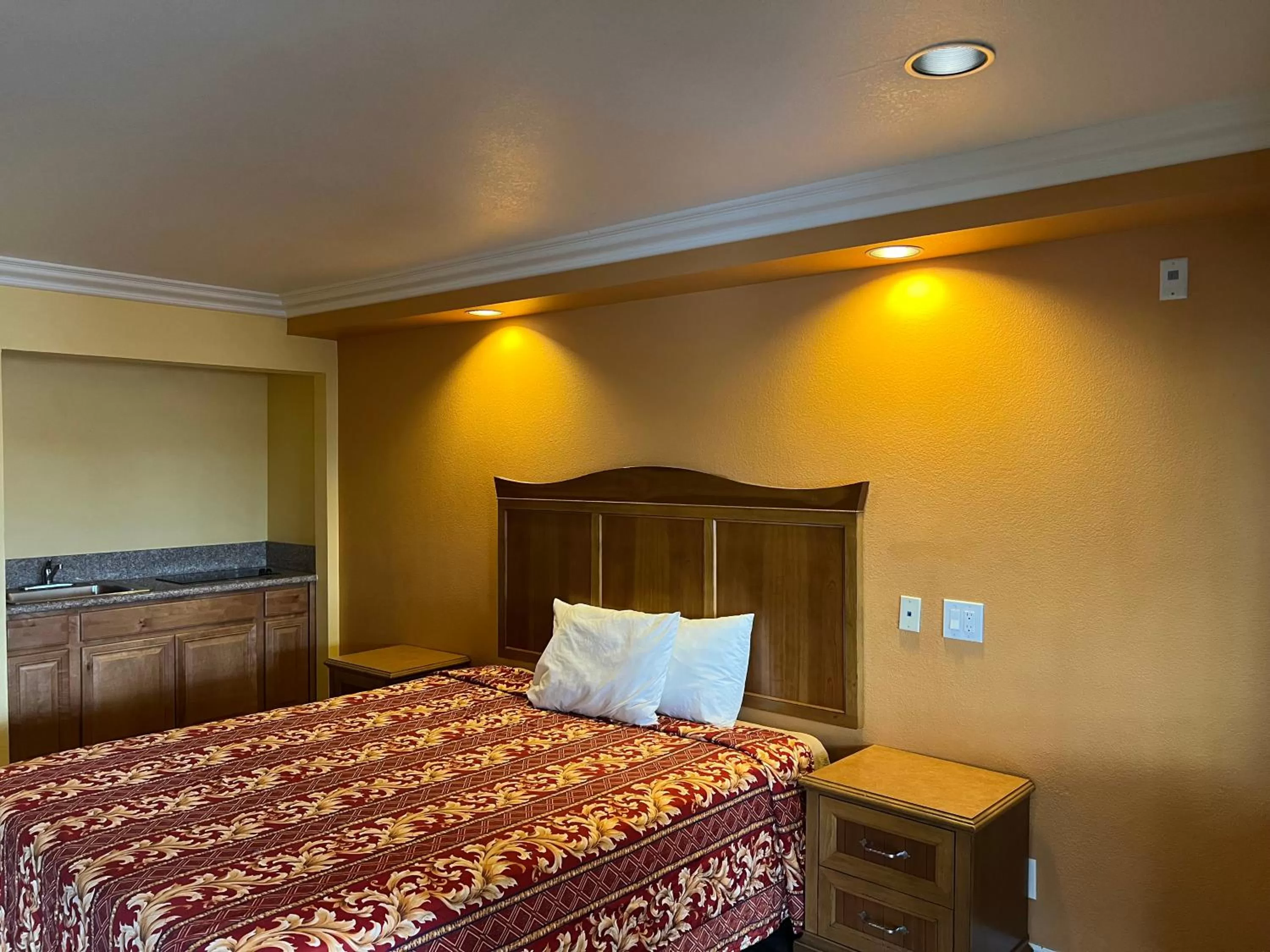 Bed in Industry Inn & Suites