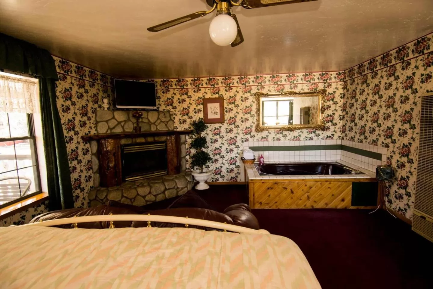 Photo of the whole room, Bed in Black Forest Lodge