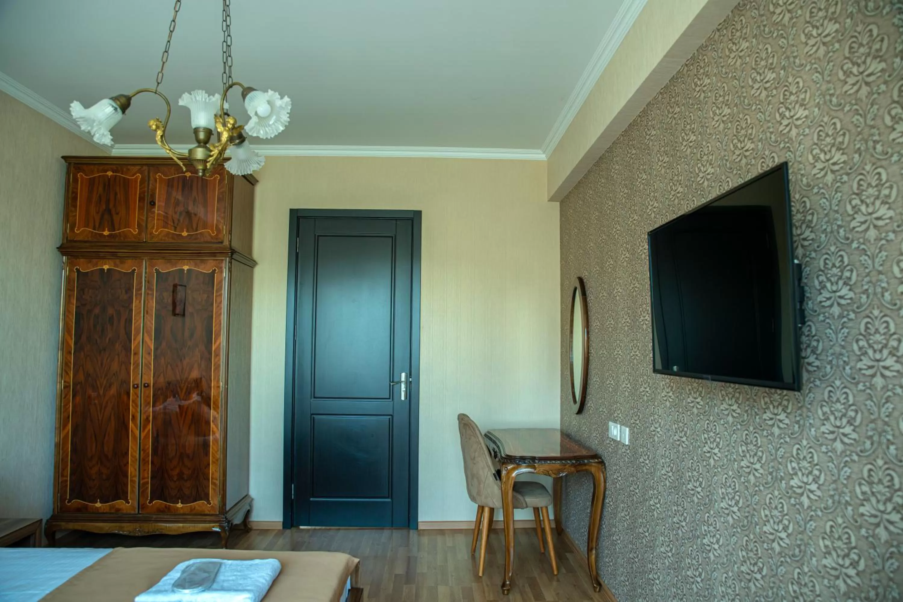 TV and multimedia, TV/Entertainment Center in Midtown-Vera