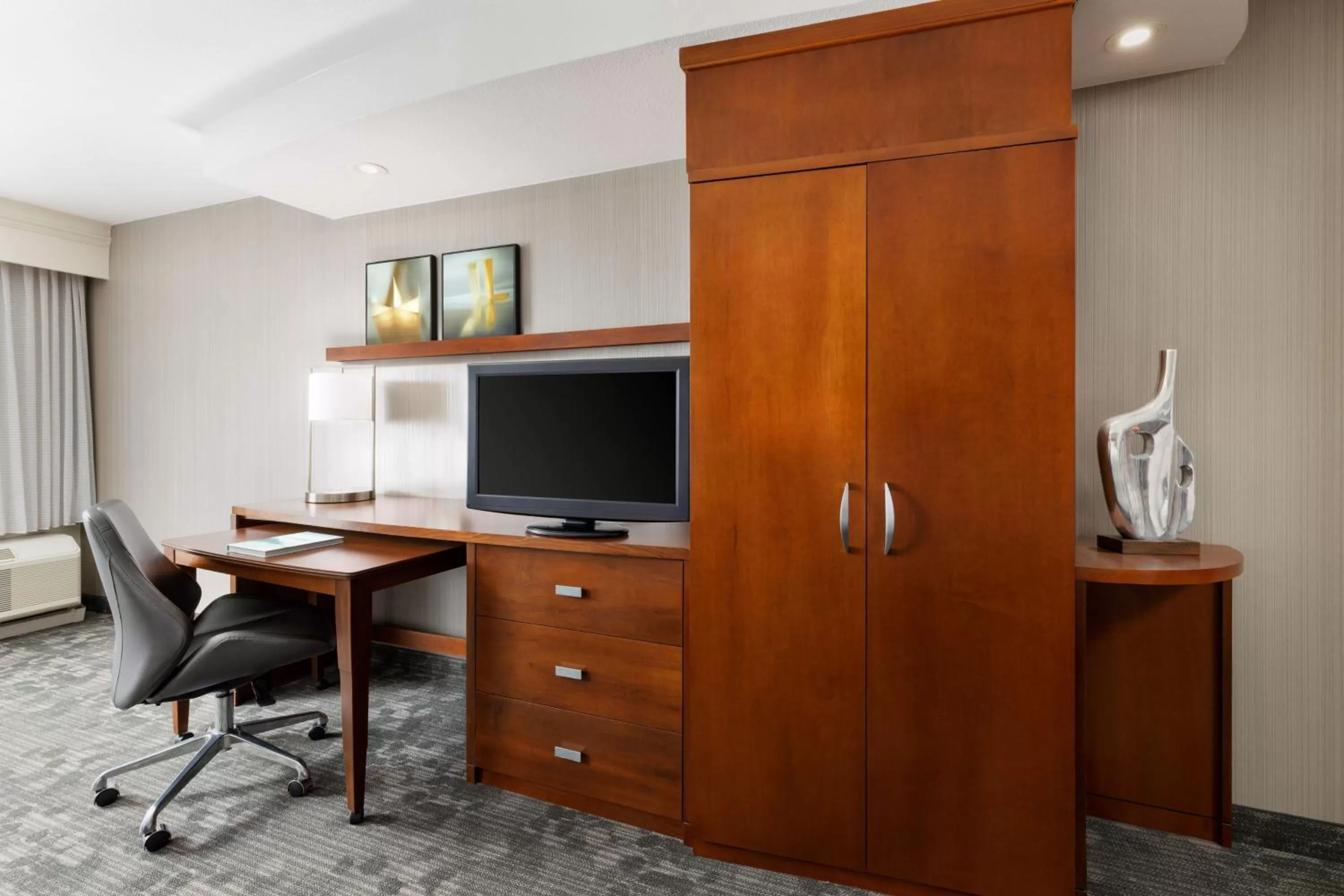 Photo of the whole room in Courtyard by Marriott Potomac Mills Woodbridge