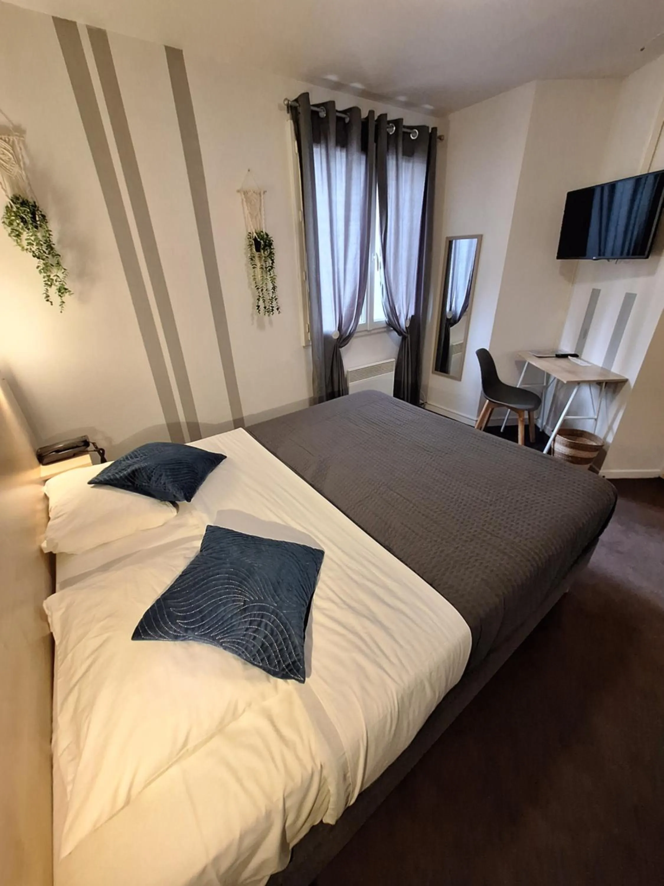 Bed in Hotel Au Bon Sejour