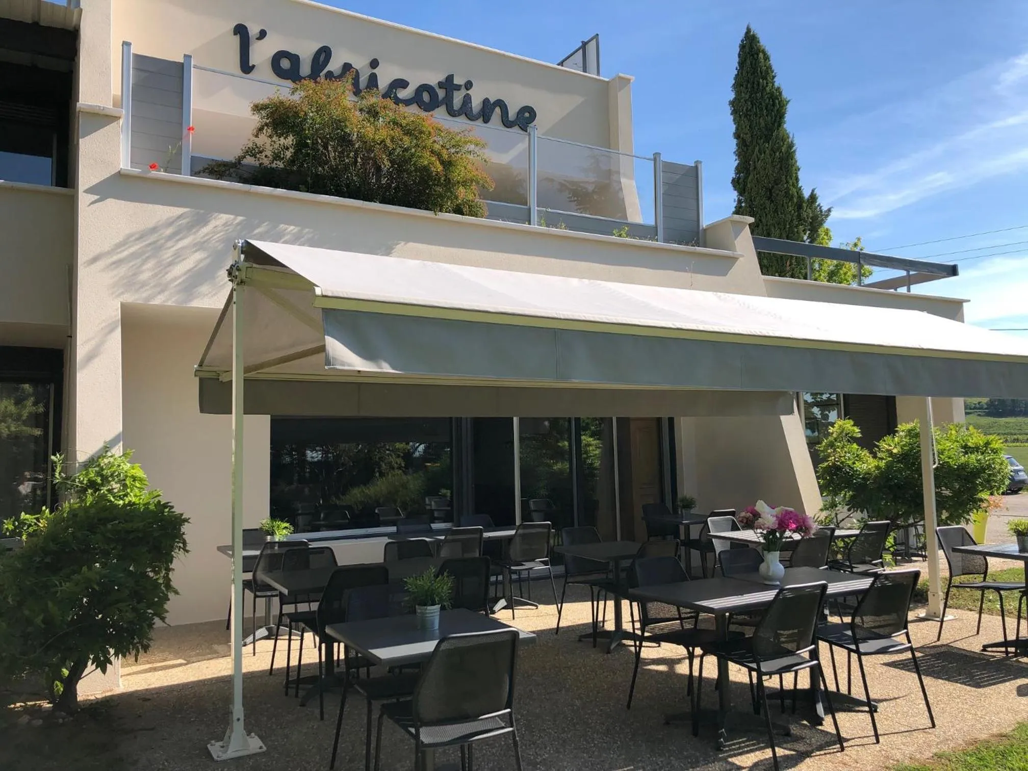 Patio in Logis Hôtel l'Abricotine