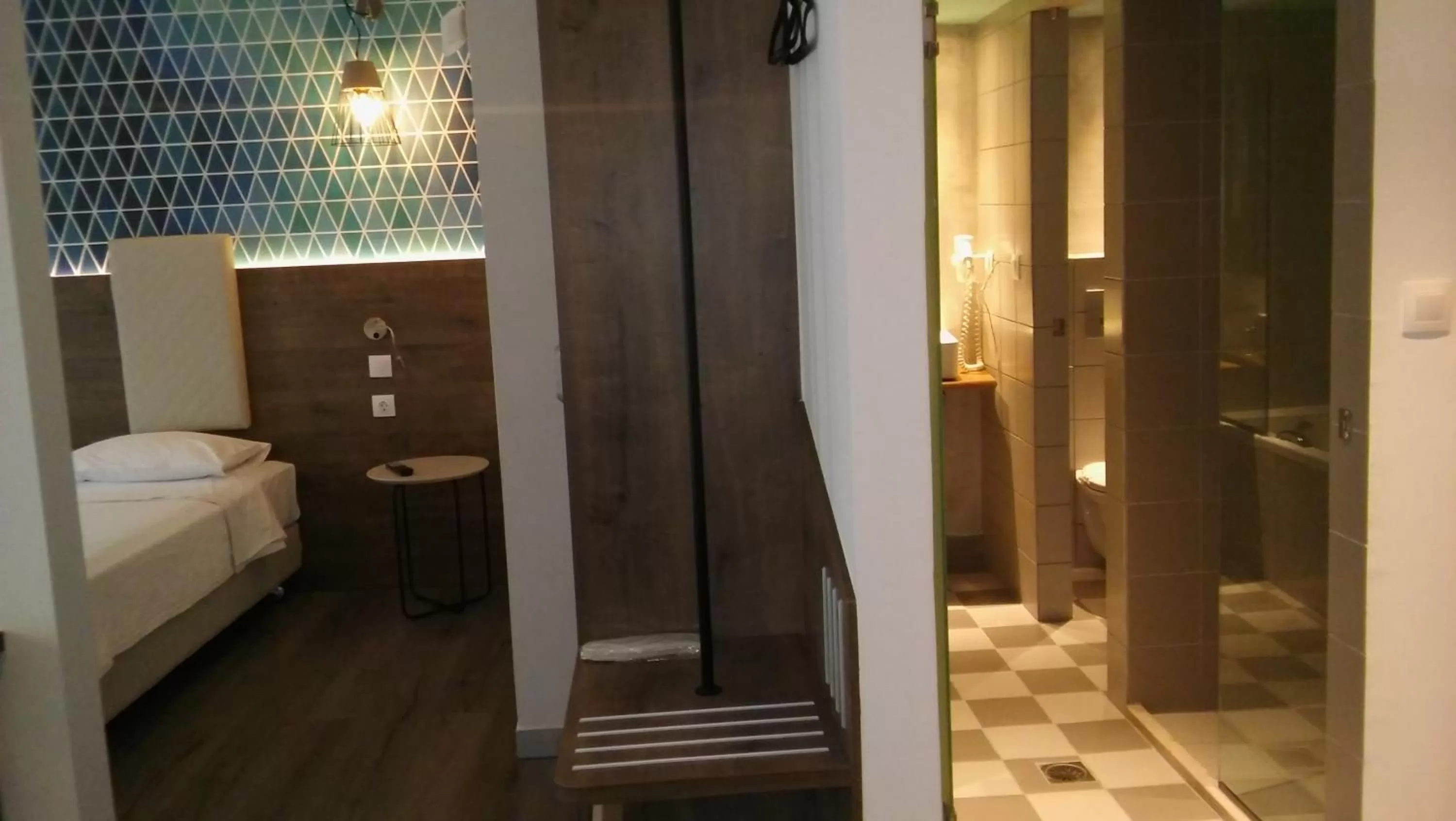 Bathroom, Bed in Metropolitan