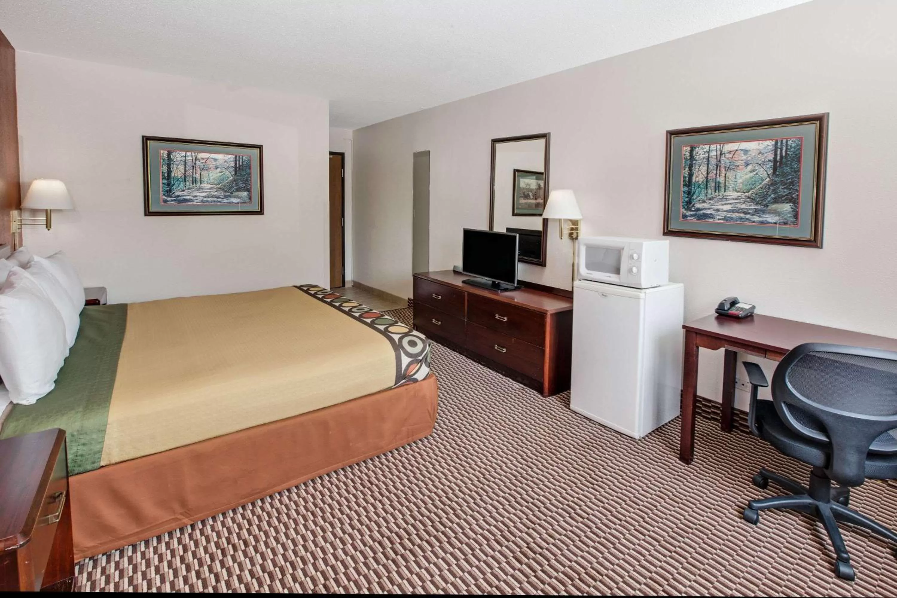 Photo of the whole room, Bed in Super 8 by Wyndham Crystal Lake