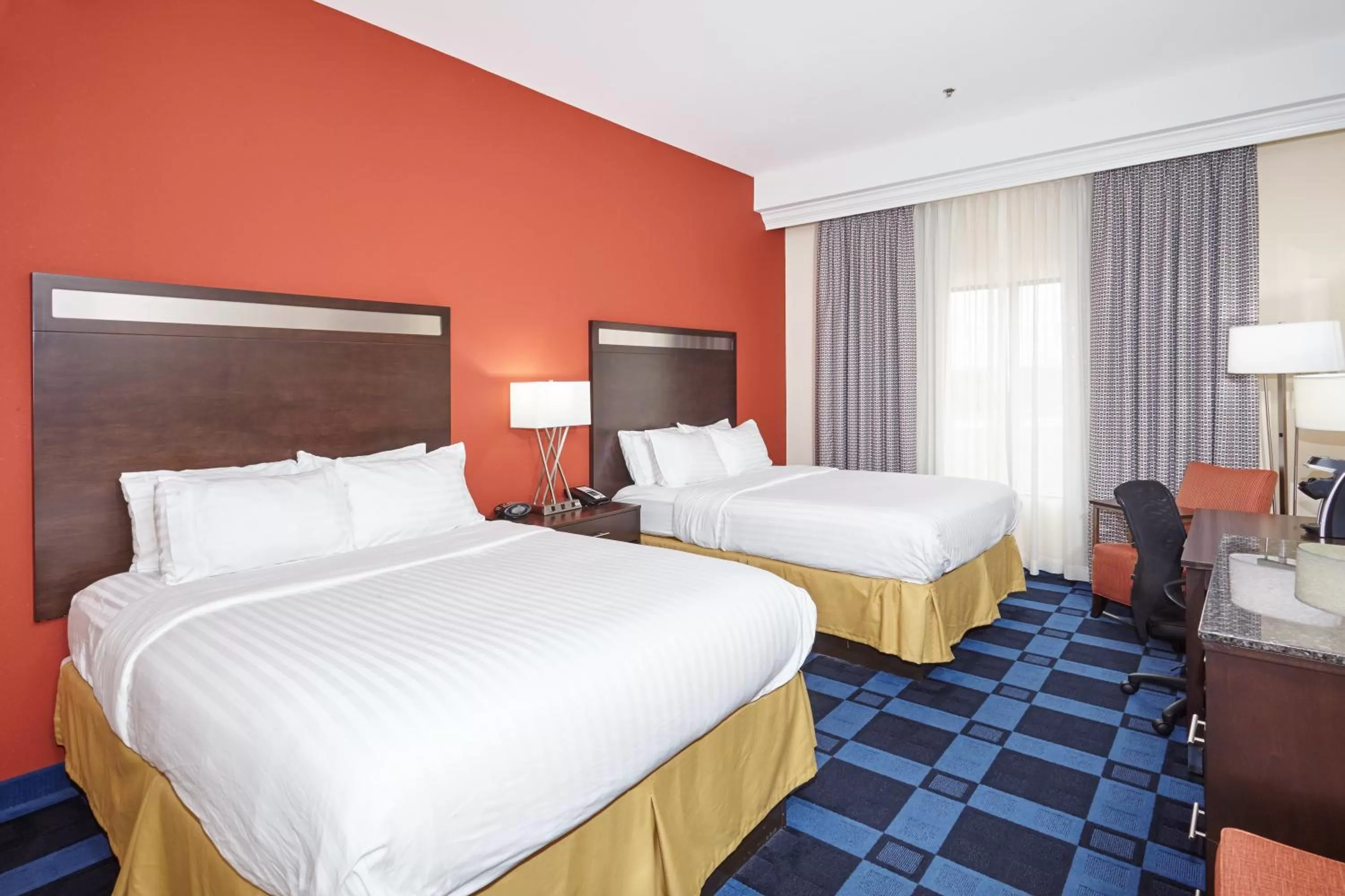 Photo of the whole room, Bed in Holiday Inn Express and Suites Columbia University Area by IHG