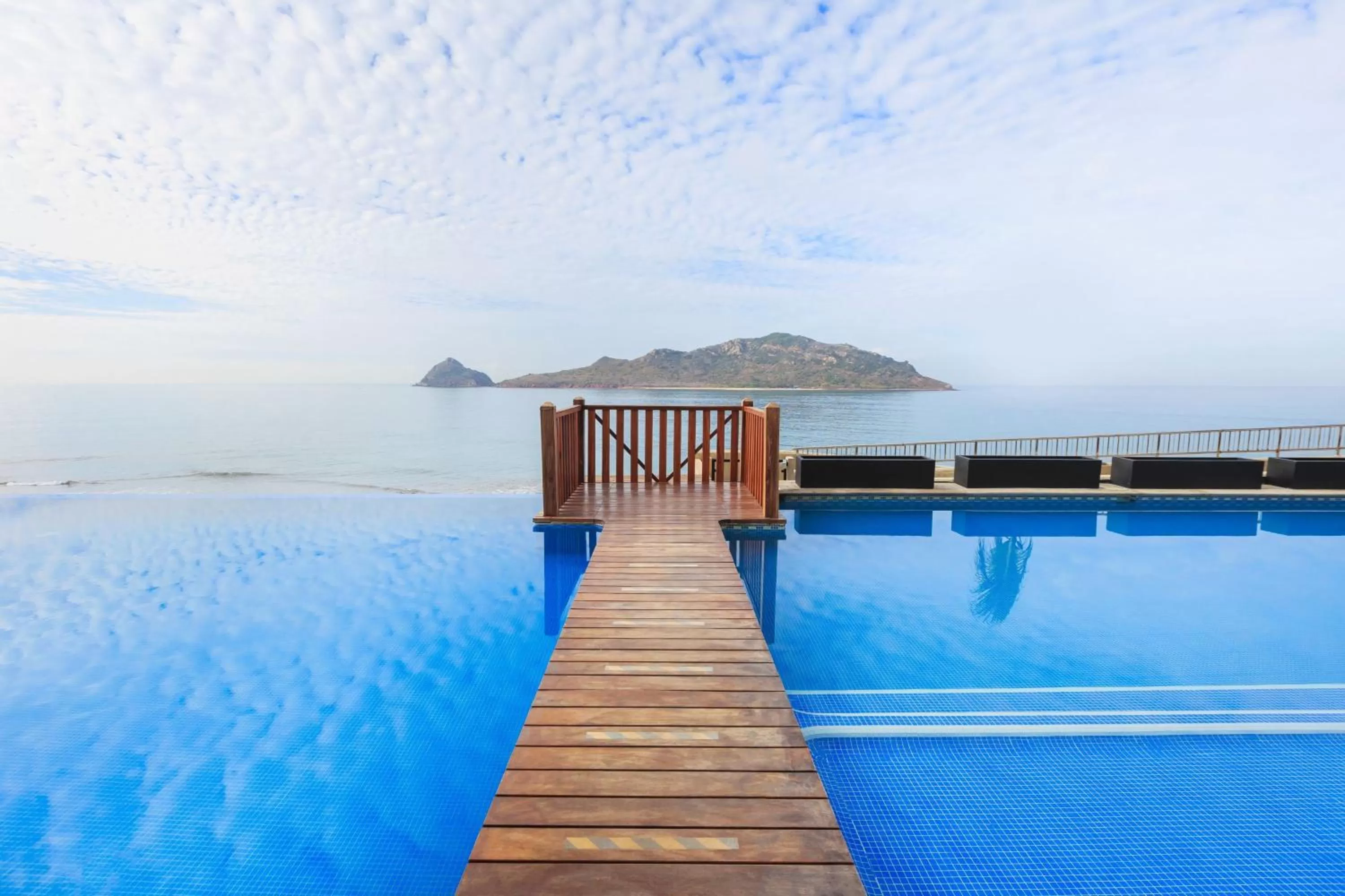 Swimming pool in Courtyard by Marriott Mazatlan Beach Resort