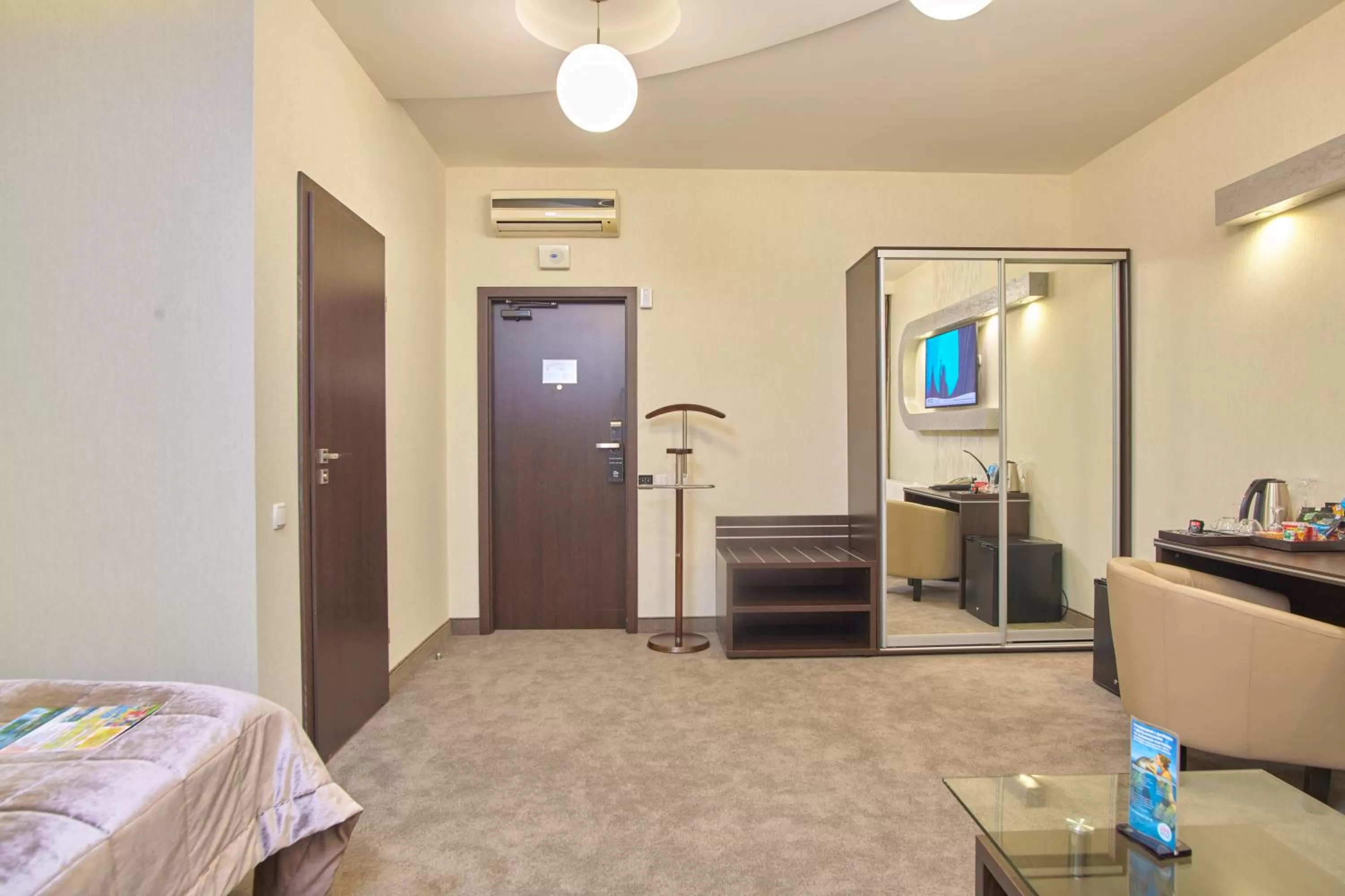 Living room, TV/Entertainment Center in Hotel & Spa NEMO with dolphins