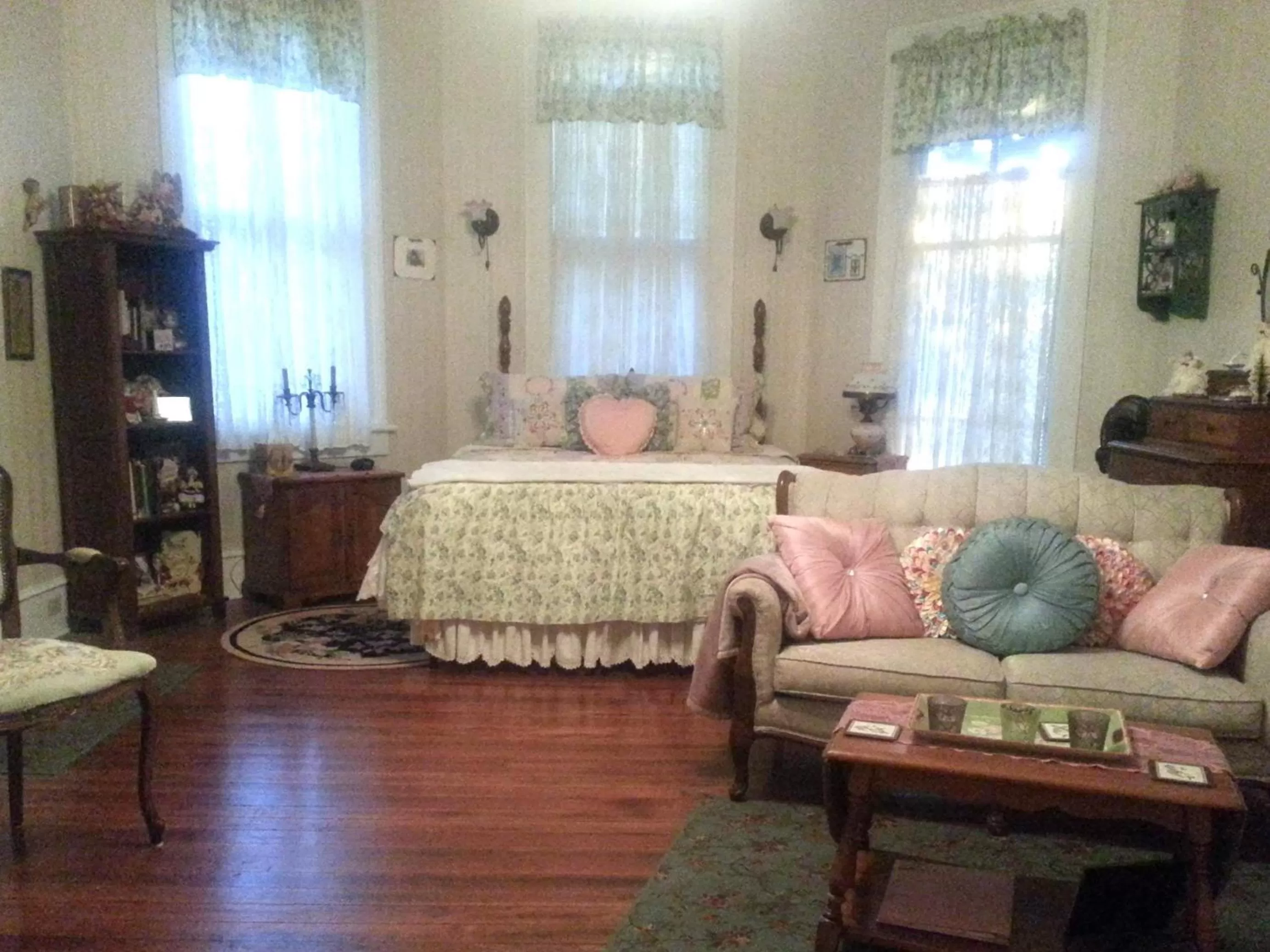 Bedroom, Bed in Holly House of Hamilton