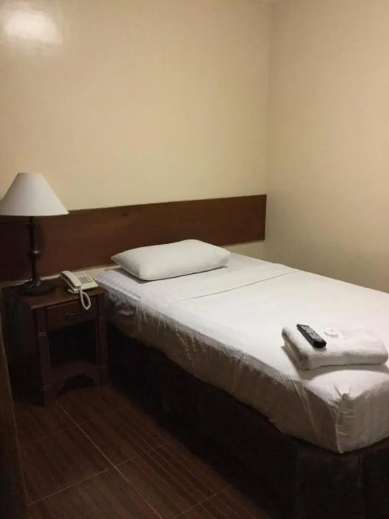 Bed in Dottie's Place Hotel & Restaurant