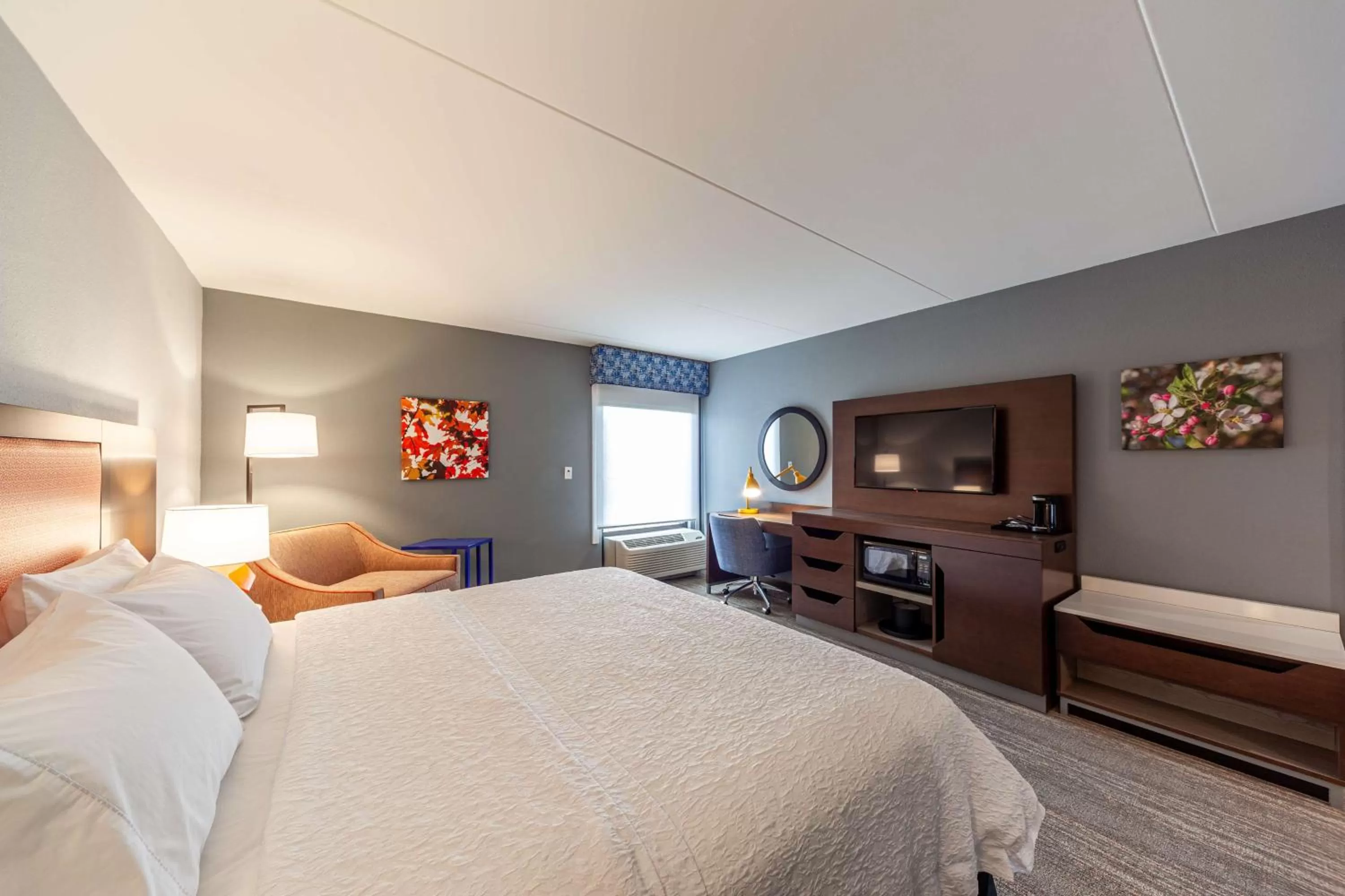 Bedroom, Bed in Hampton Inn Winchester