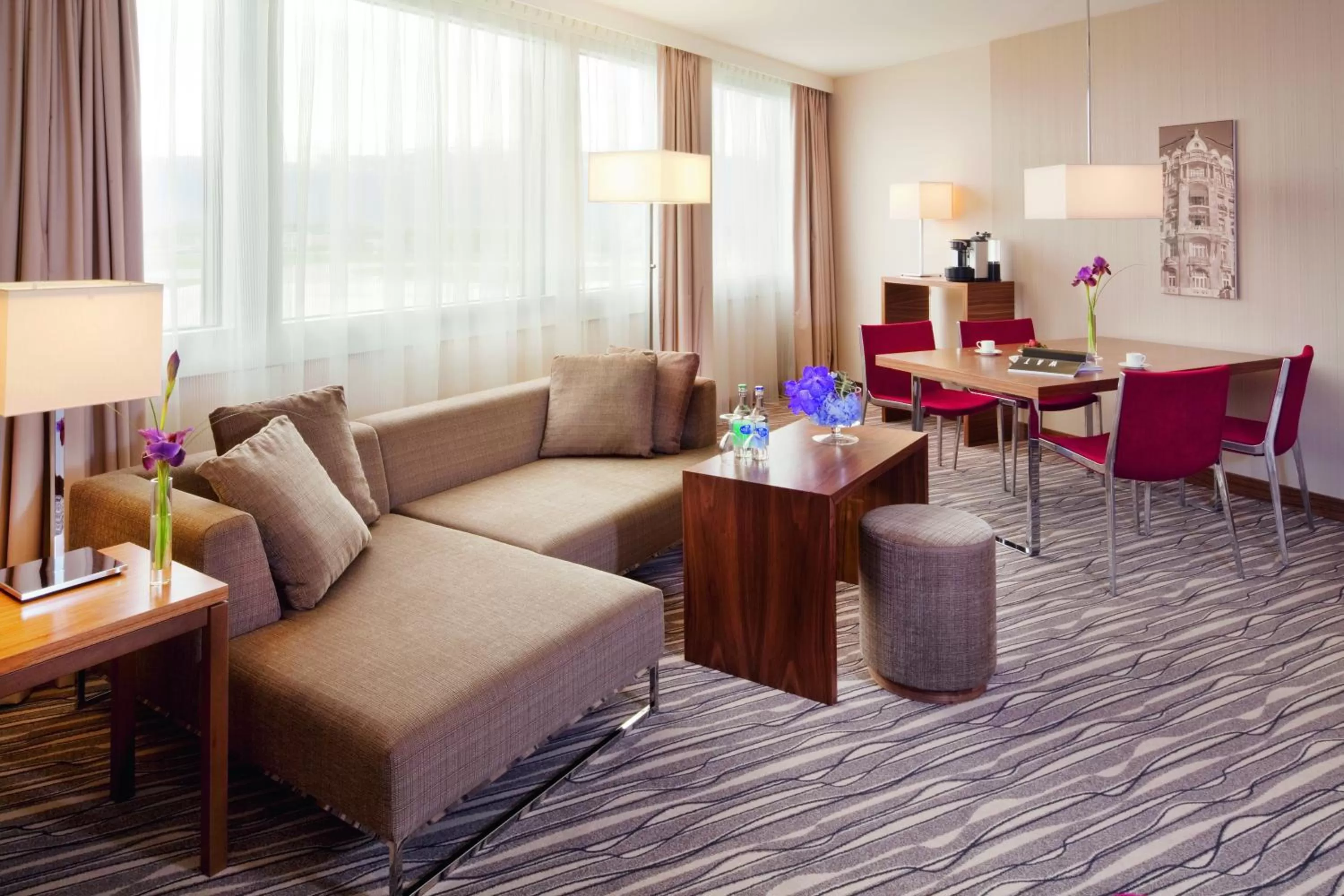 Living room in Mövenpick Hotel Geneva