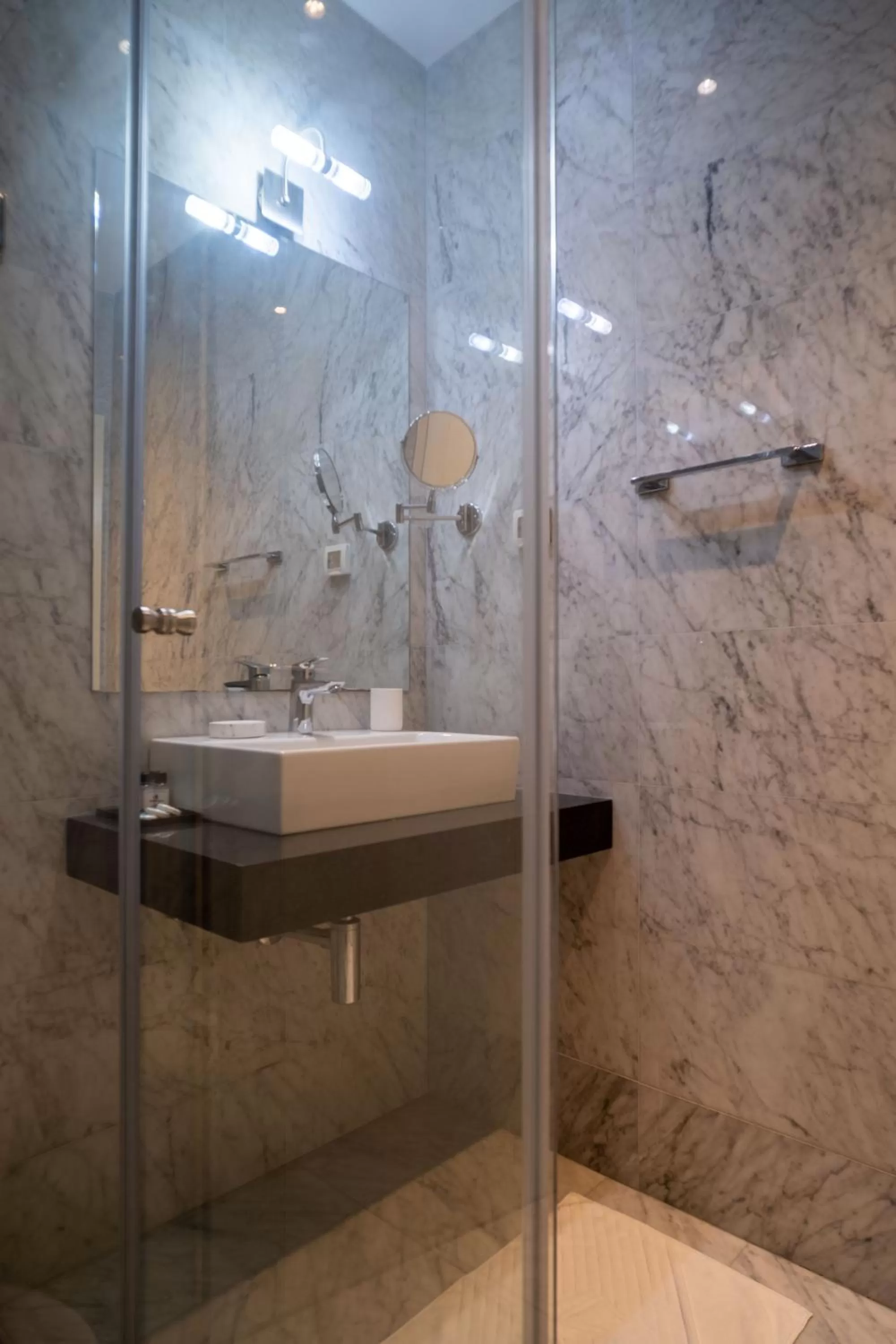 Shower, Bathroom in Hotel Atina