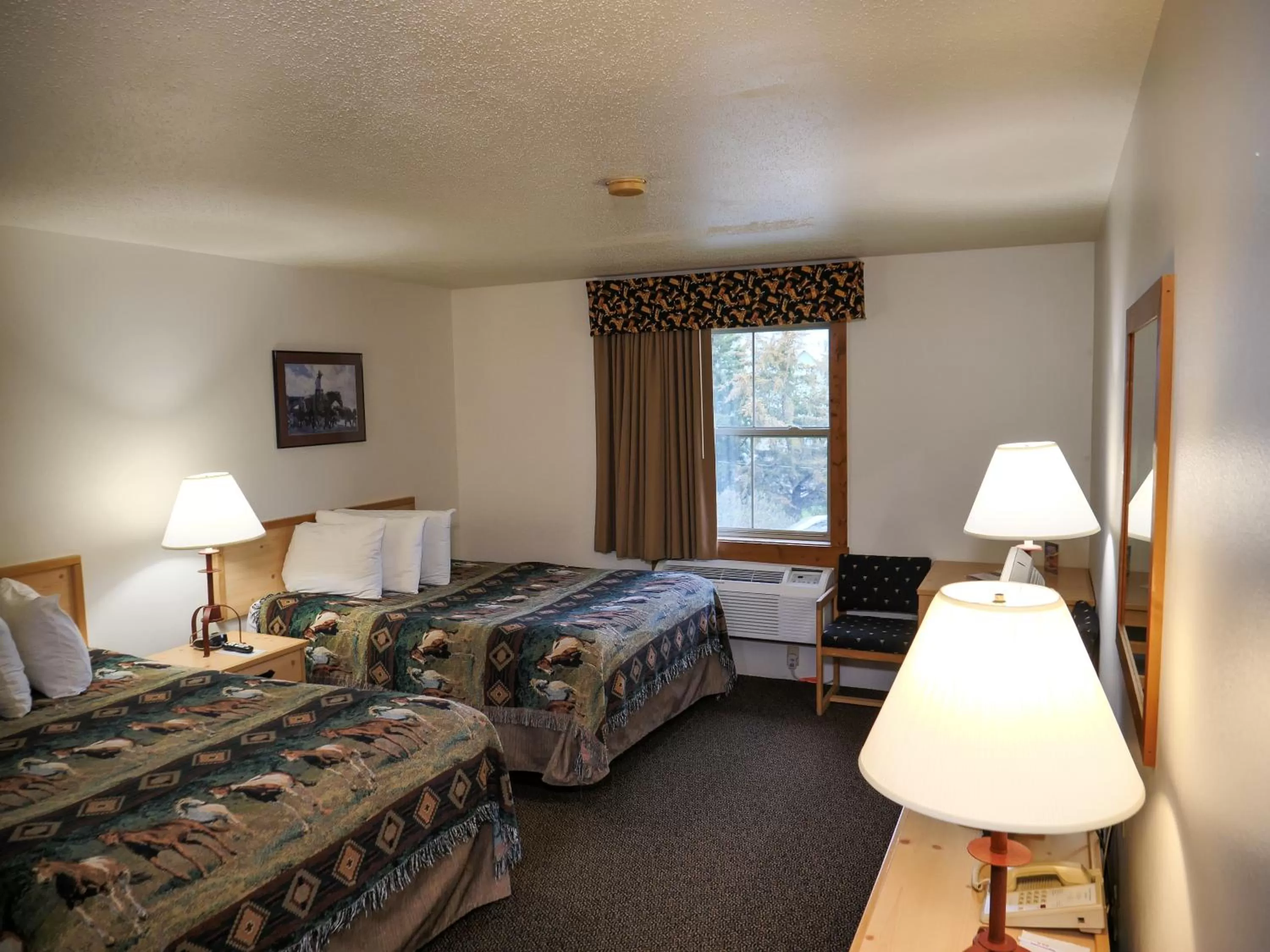 Photo of the whole room, Bed in Range Country Lodging