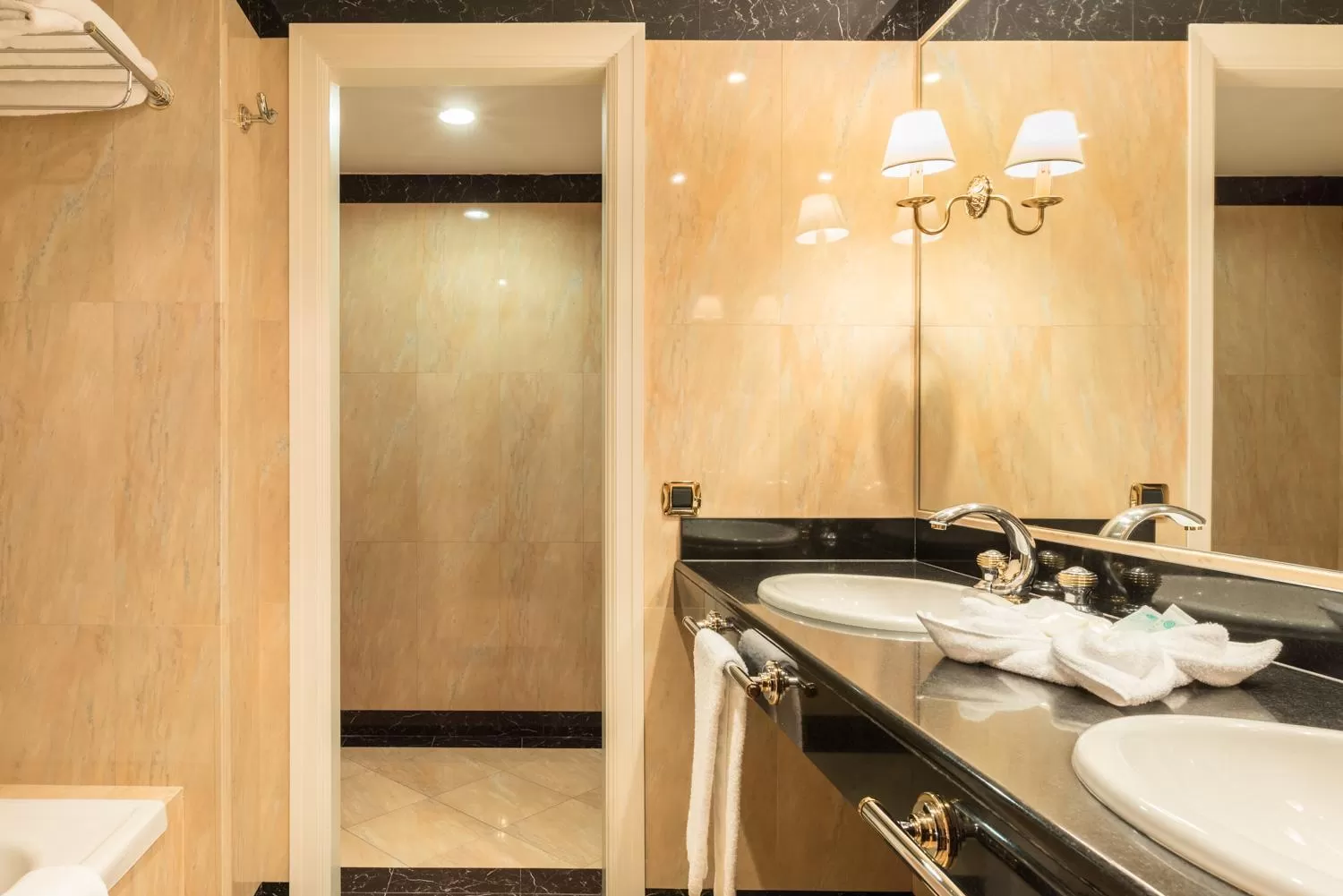 Shower in Eurostars Gran Hotel Lugo