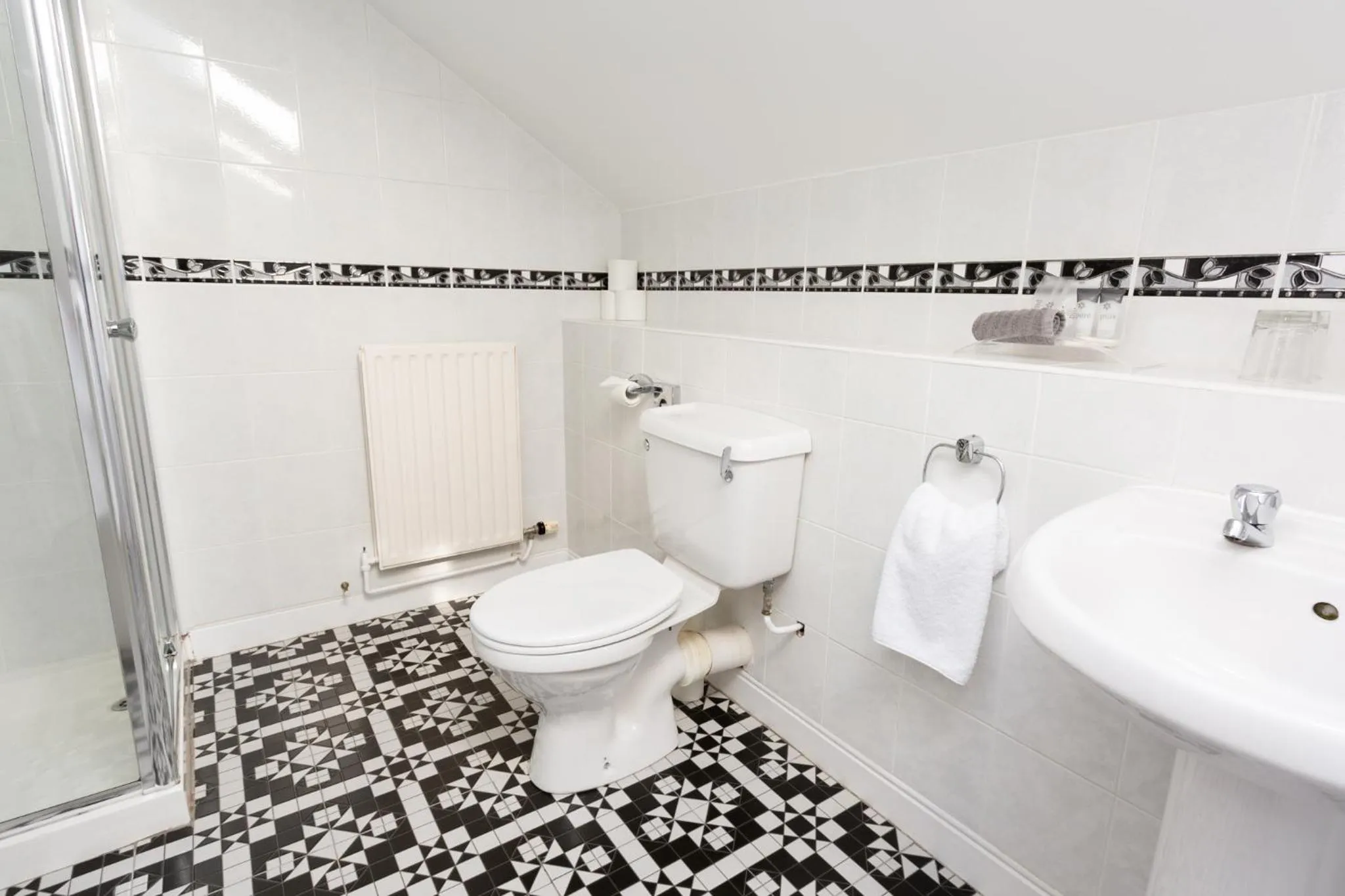 Shower in Shelleven Guest House