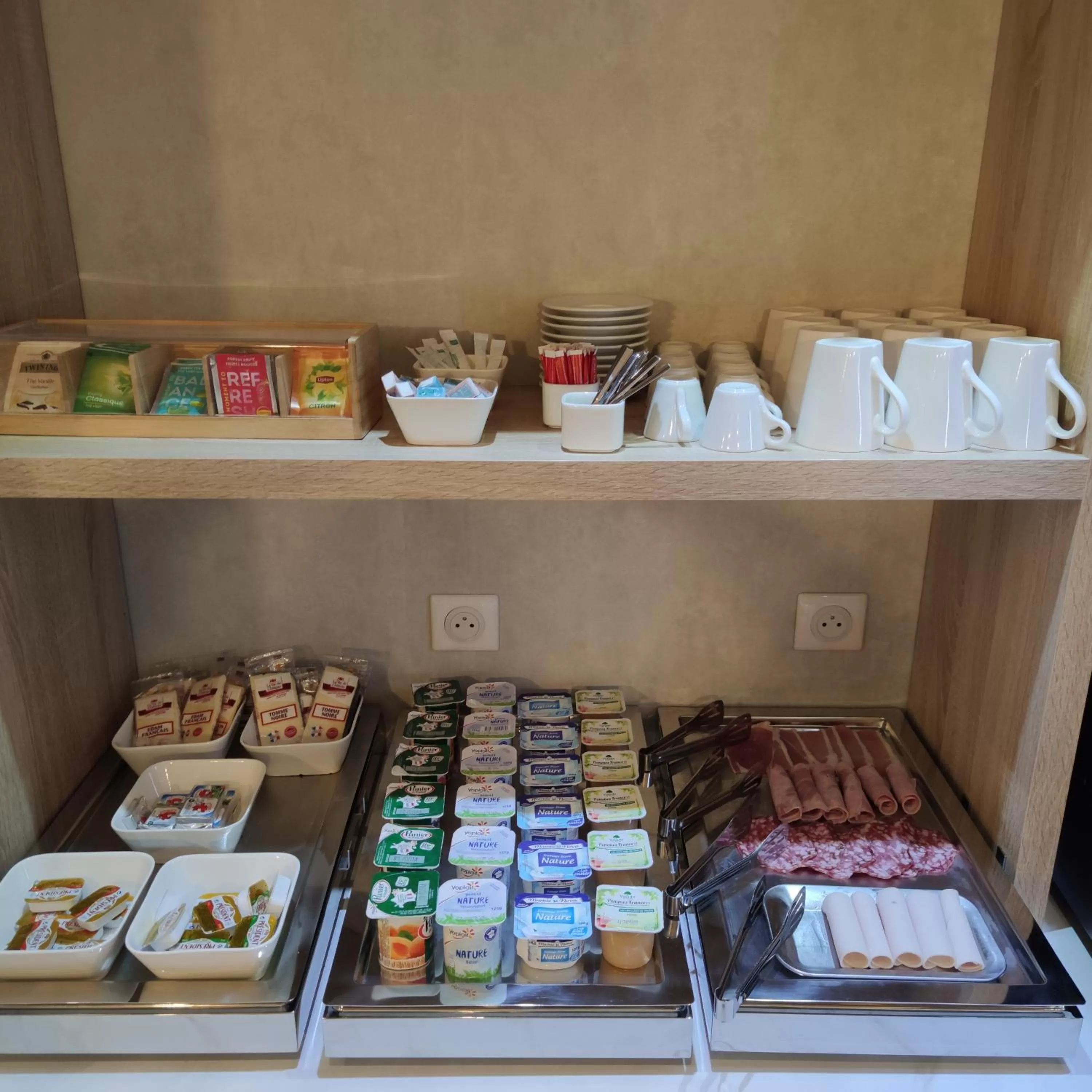 Food in Avia Hôtel Saphir Montparnasse