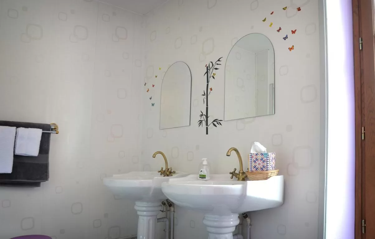 Bathroom in Avenue de la Gare